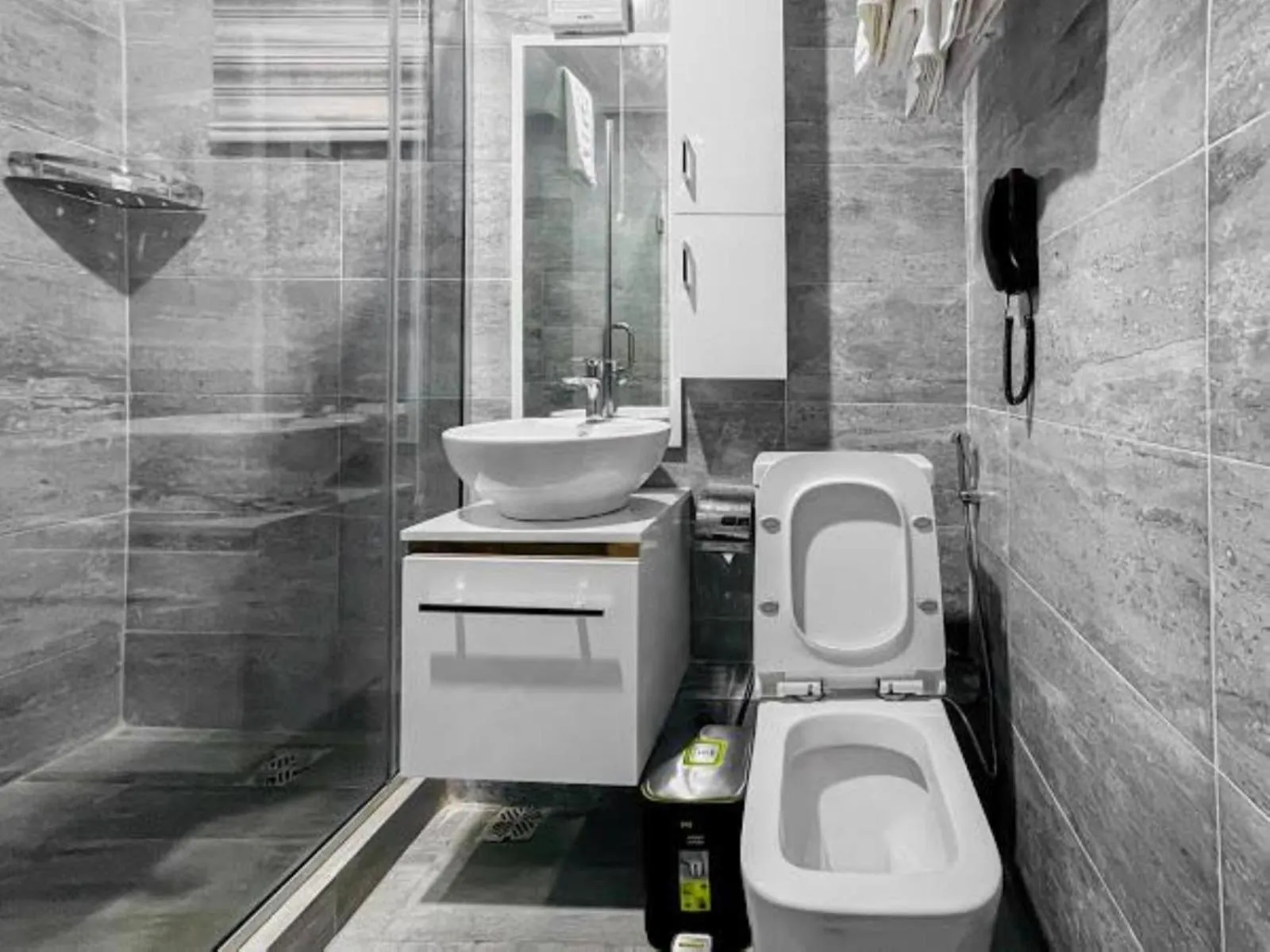 Bathroom in Pasadena Suites