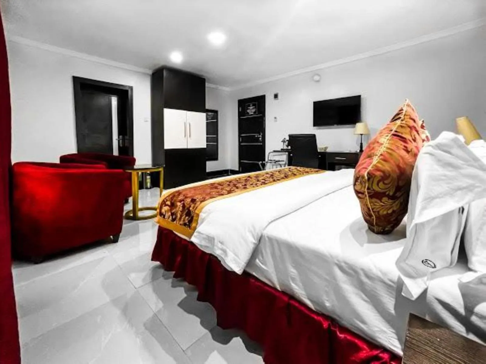 Bed in Pasadena Suites