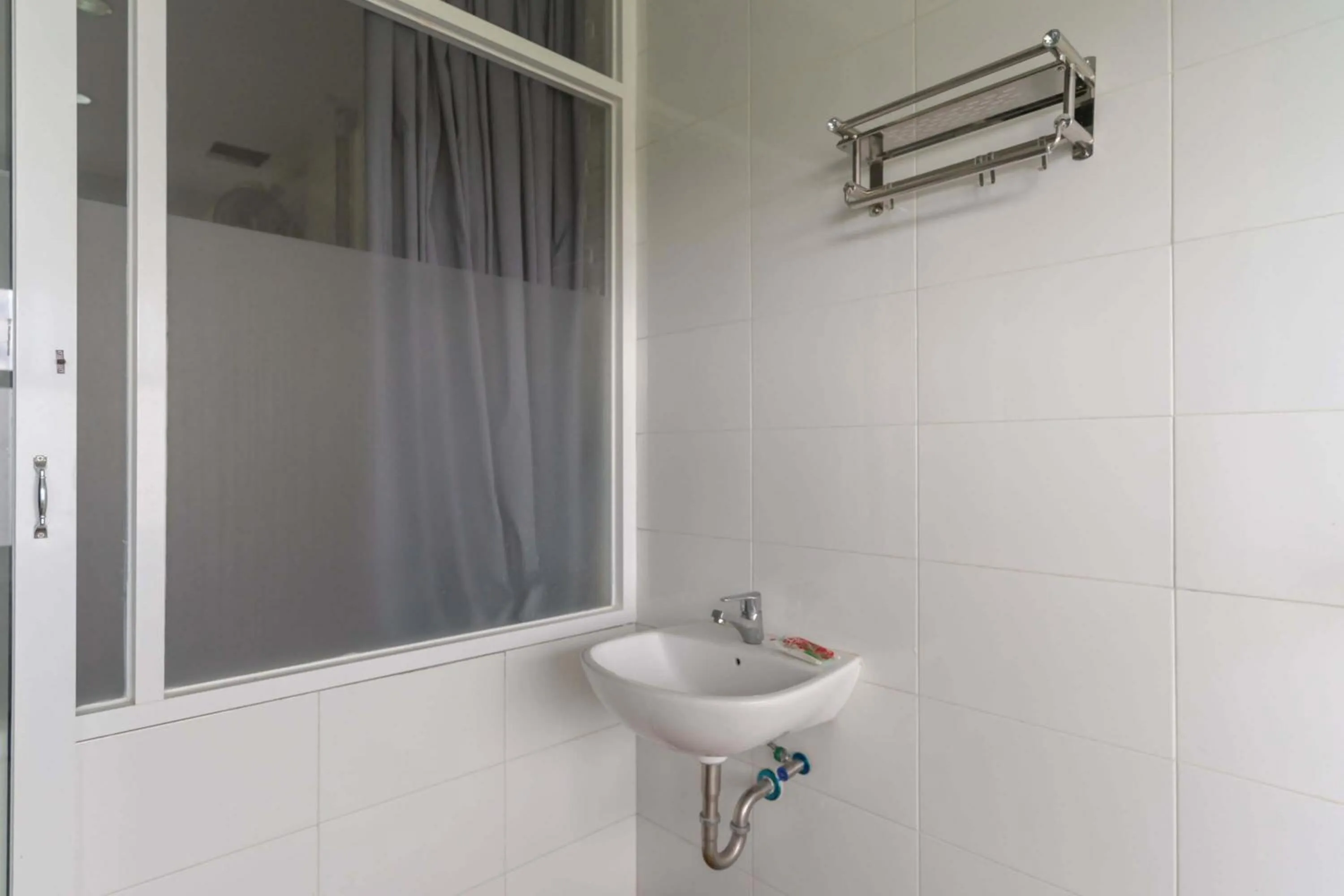 Bathroom in RedDoorz Plus @ Vantas Hotel Parbaba