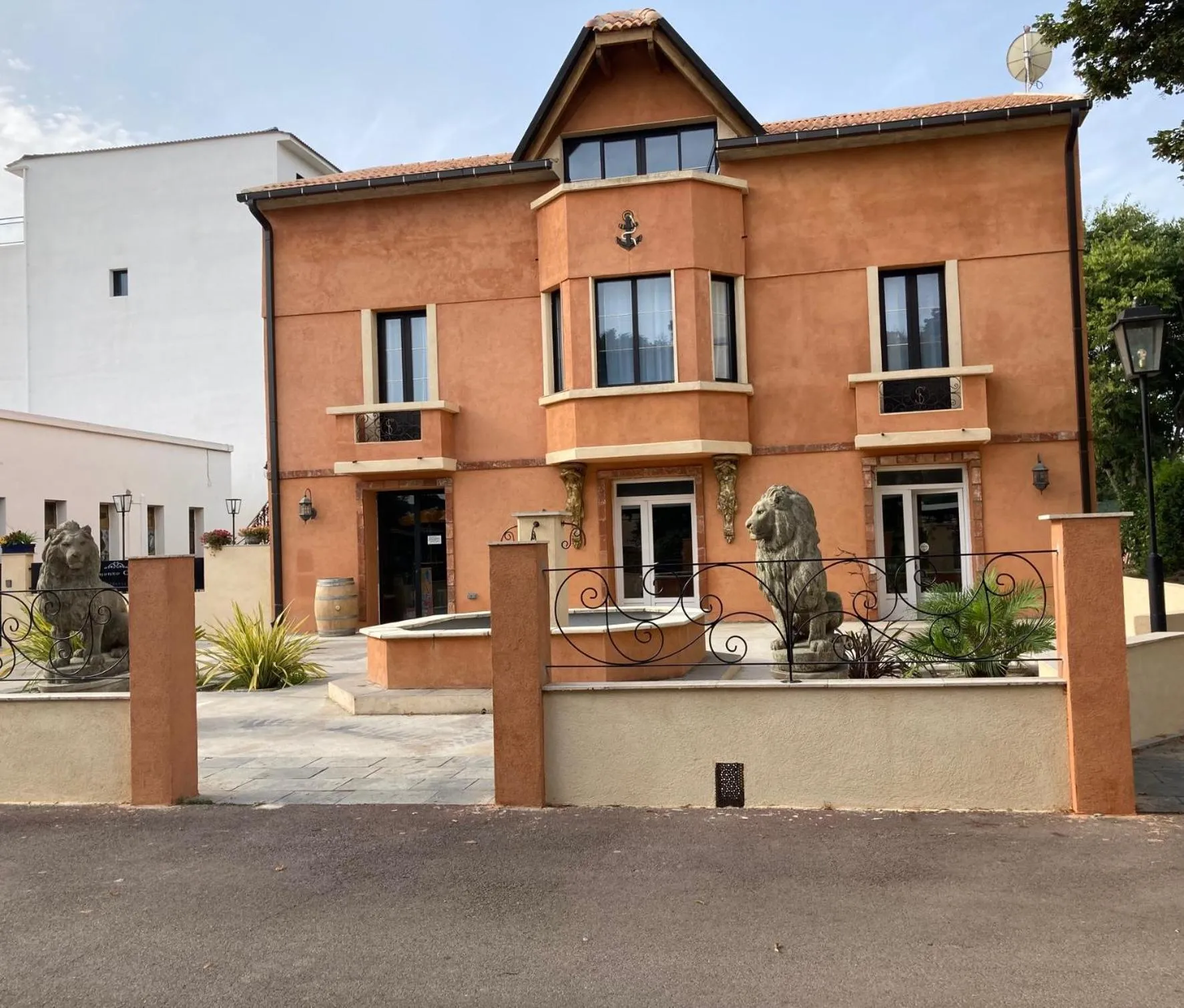 Property building in Hôtel La Demeure Coloniale