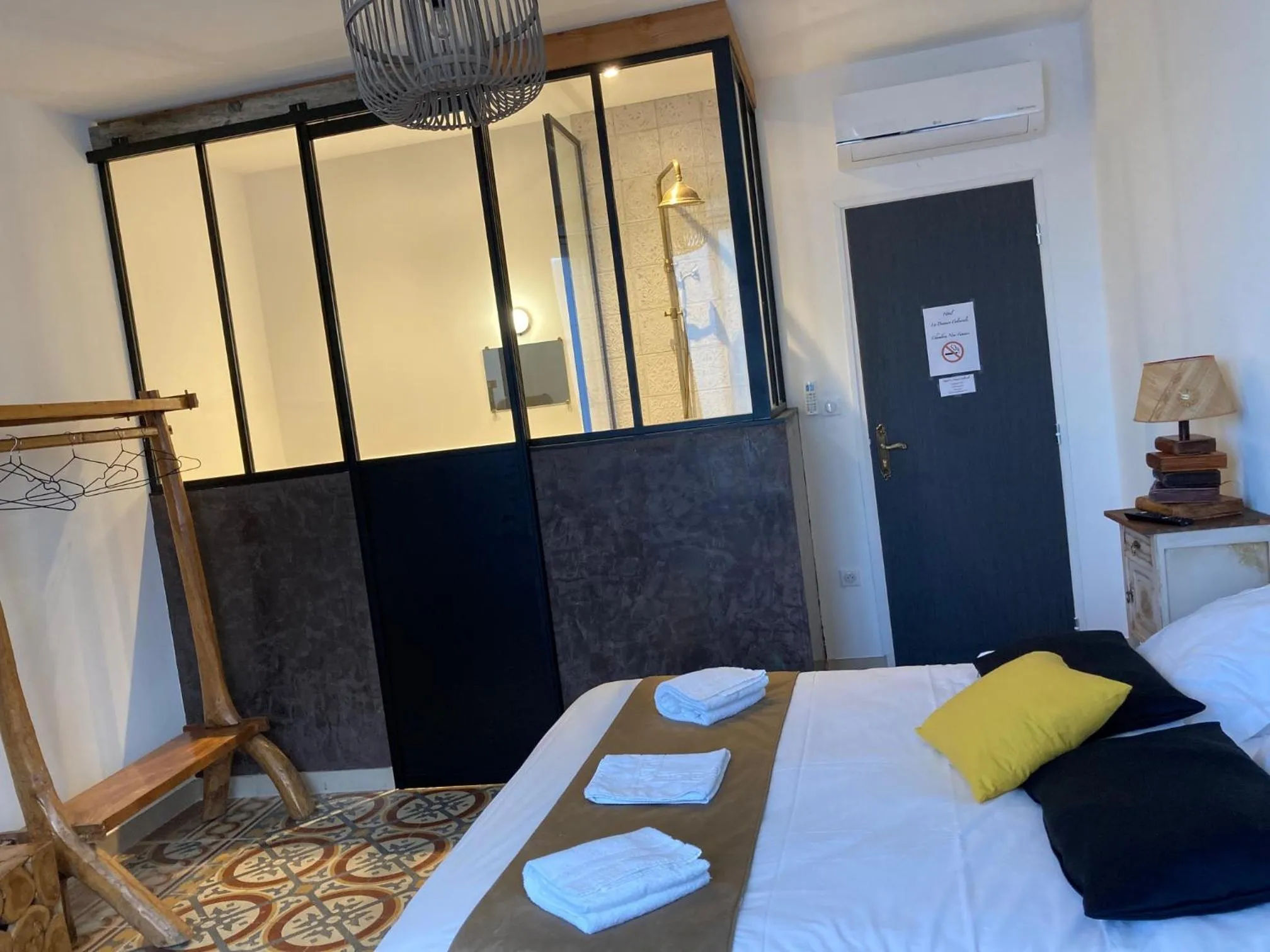 Bedroom, Bed in Hôtel La Demeure Coloniale