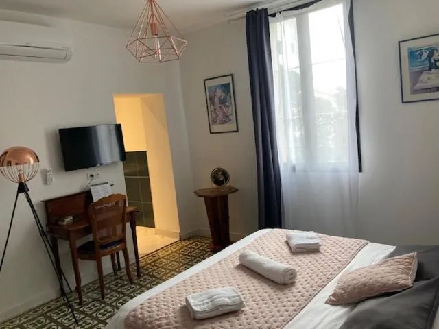 Property building, Bed in Hôtel La Demeure Coloniale