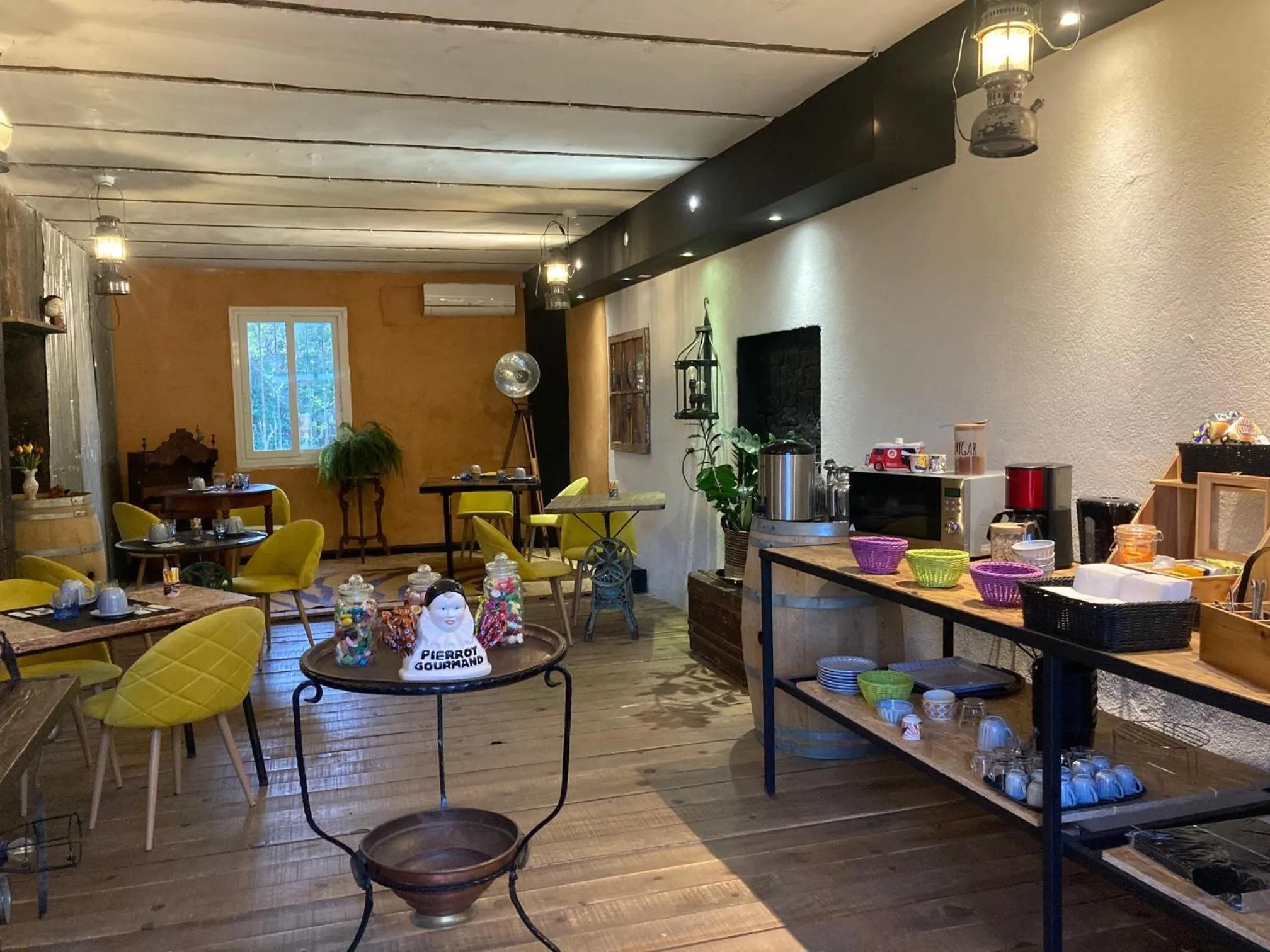 Breakfast in Hôtel La Demeure Coloniale