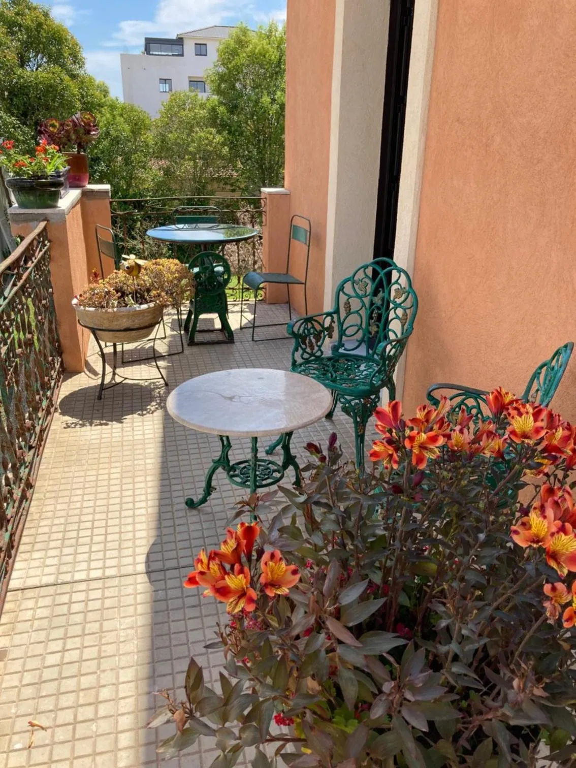 Patio in Hôtel La Demeure Coloniale