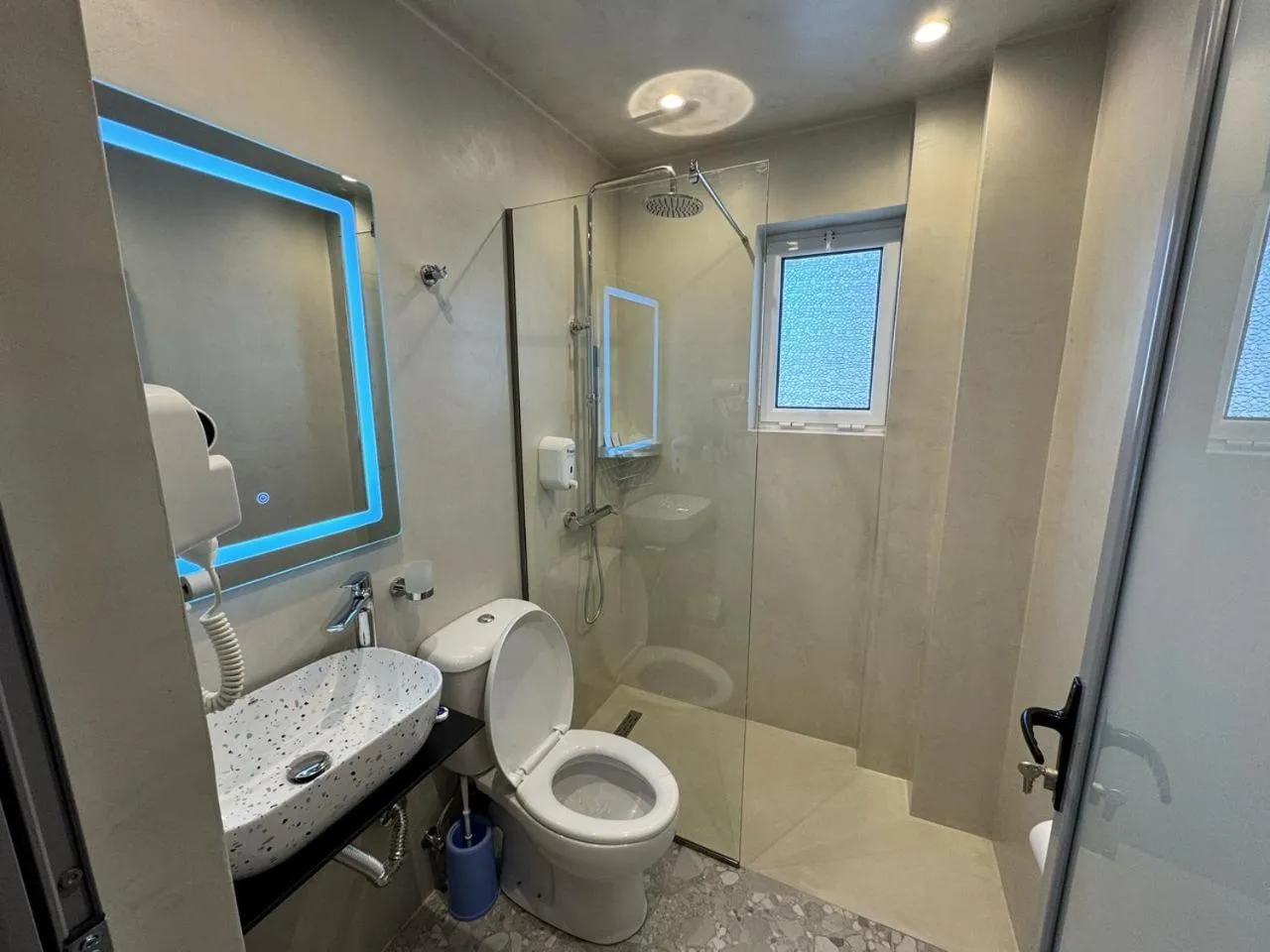 Shower in Hotel Driloni