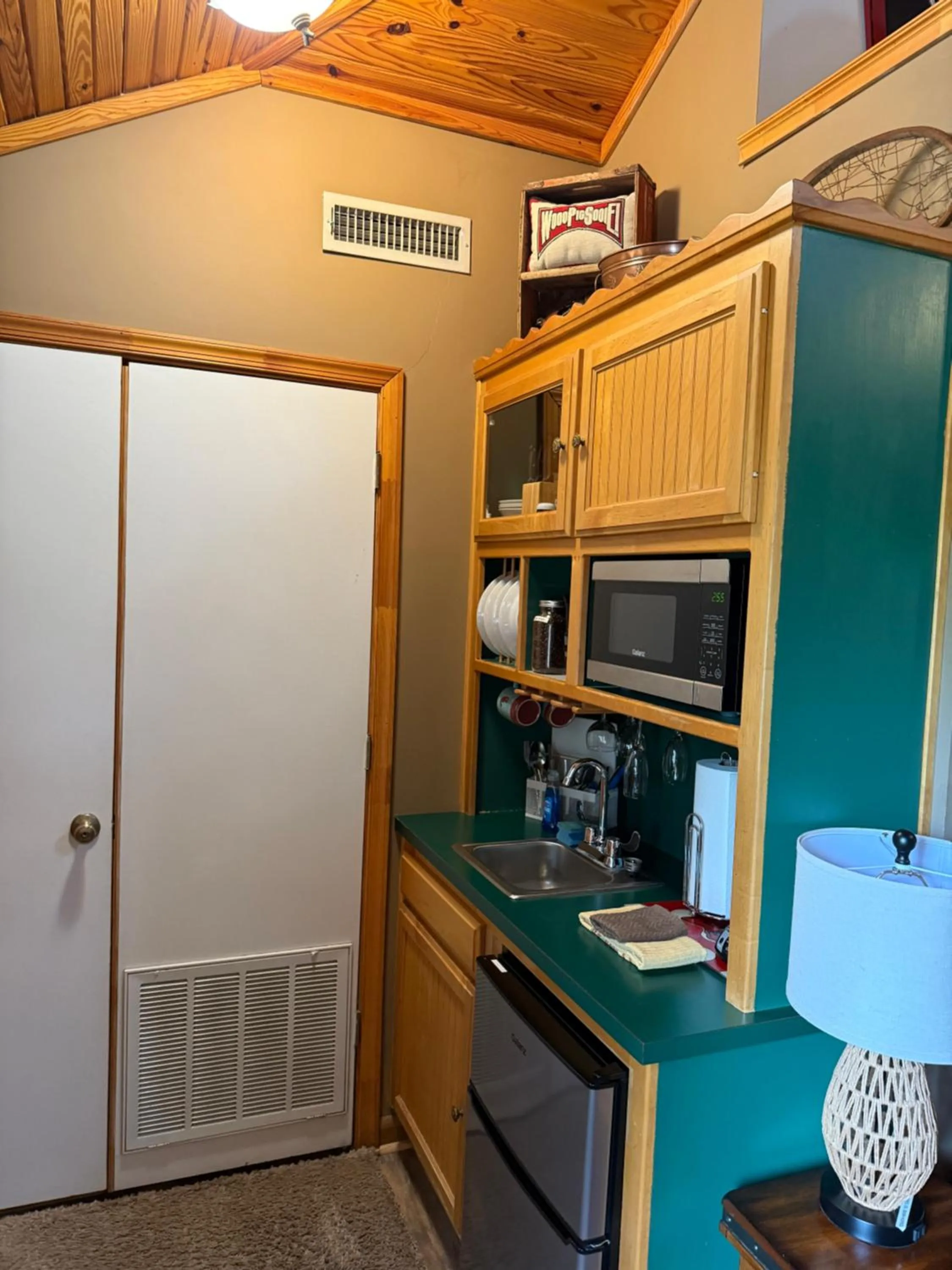 Kitchen or kitchenette in Eureka Sunset Cabins