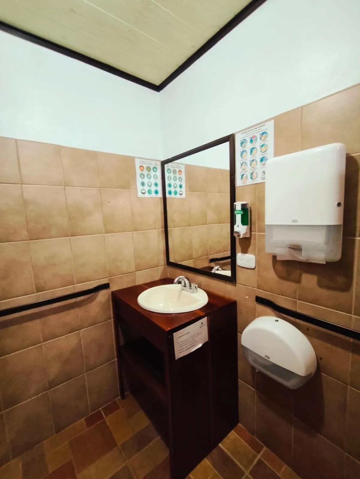 Bathroom in Ávita Lodge