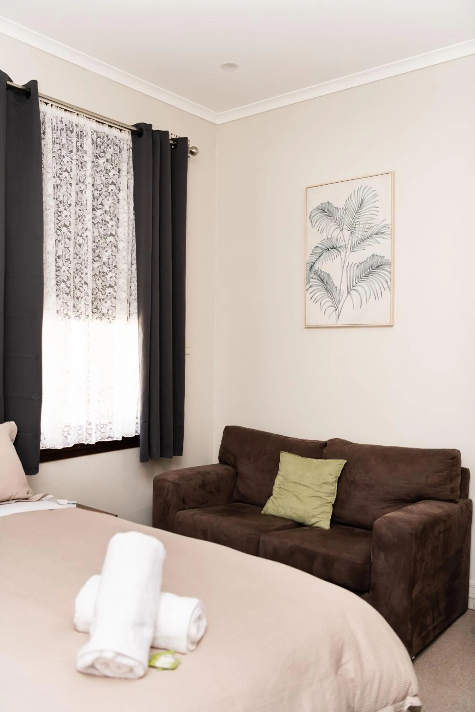 Seating area in New Crown Hotel Motel