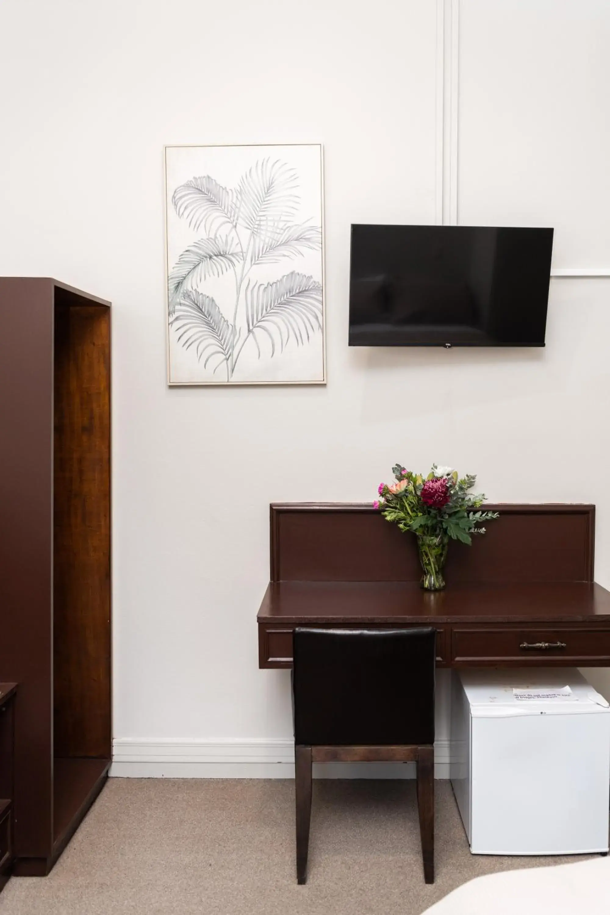 Queen Room in New Crown Hotel Motel Queen Room in New Crown Hotel Motel