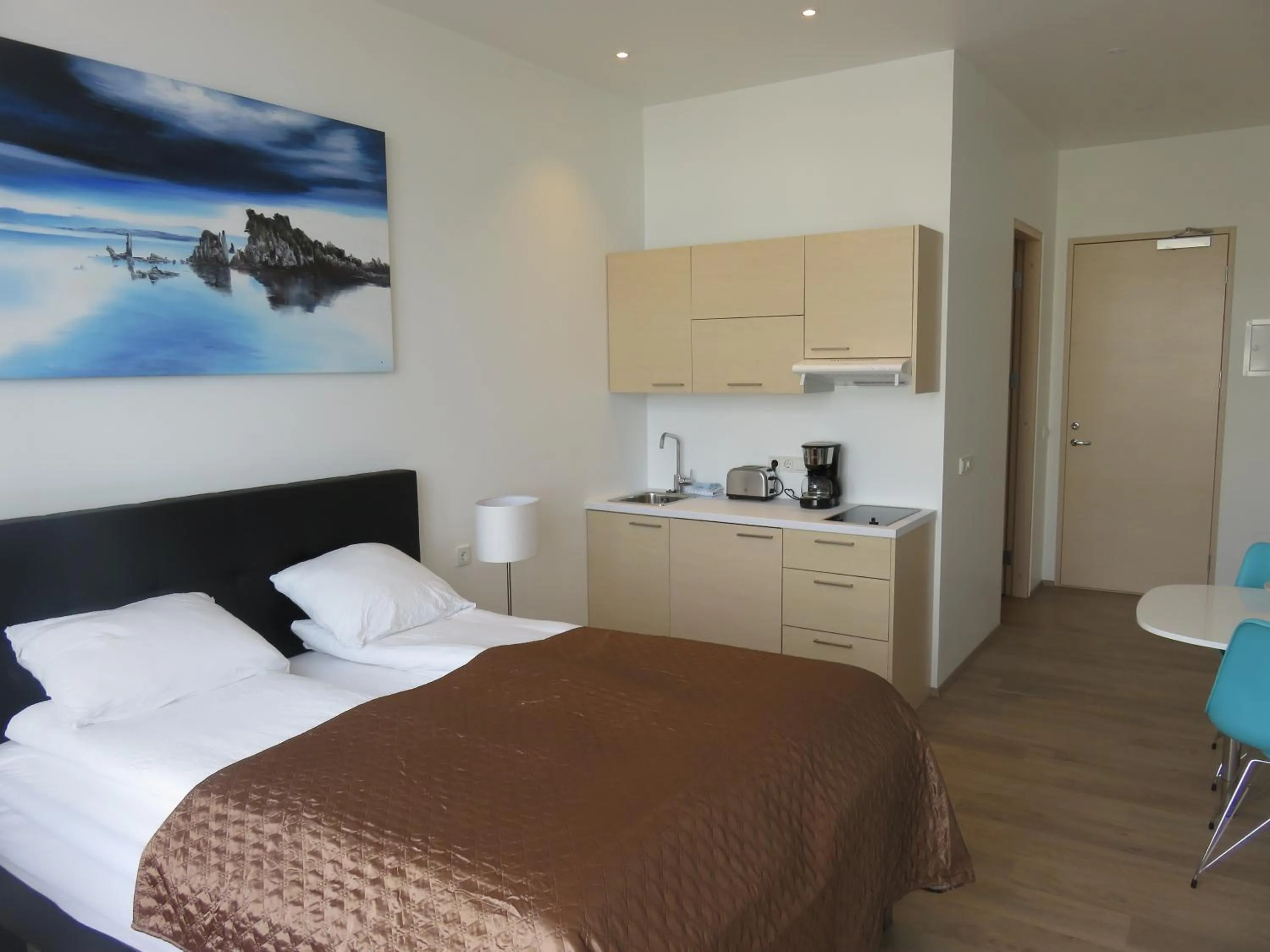 Kitchen or kitchenette, Bed in Iceland Comfort Apartments by Heimaleiga