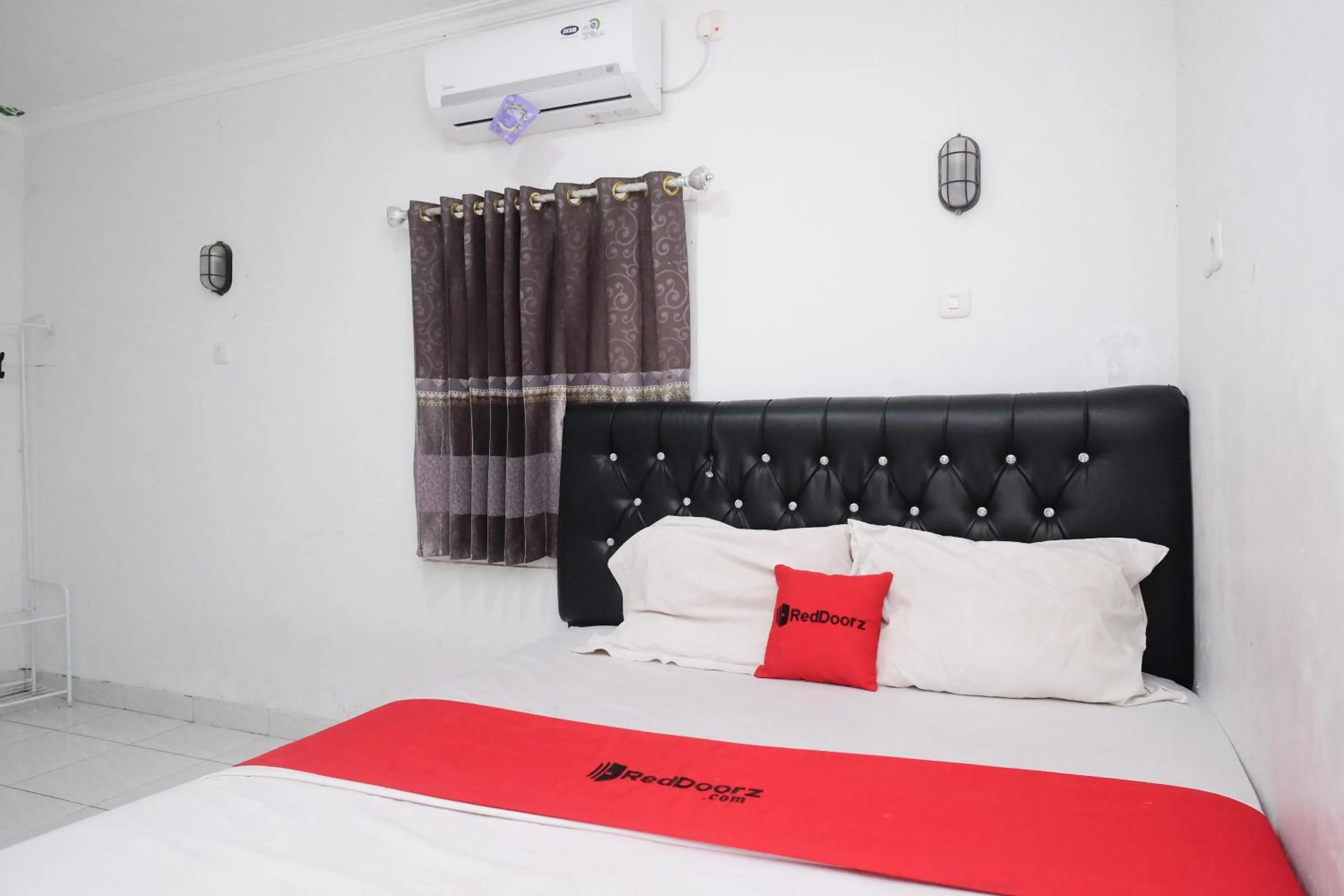 Bedroom, Bed in RedDoorz Syariah at Griya Merbotan Demak