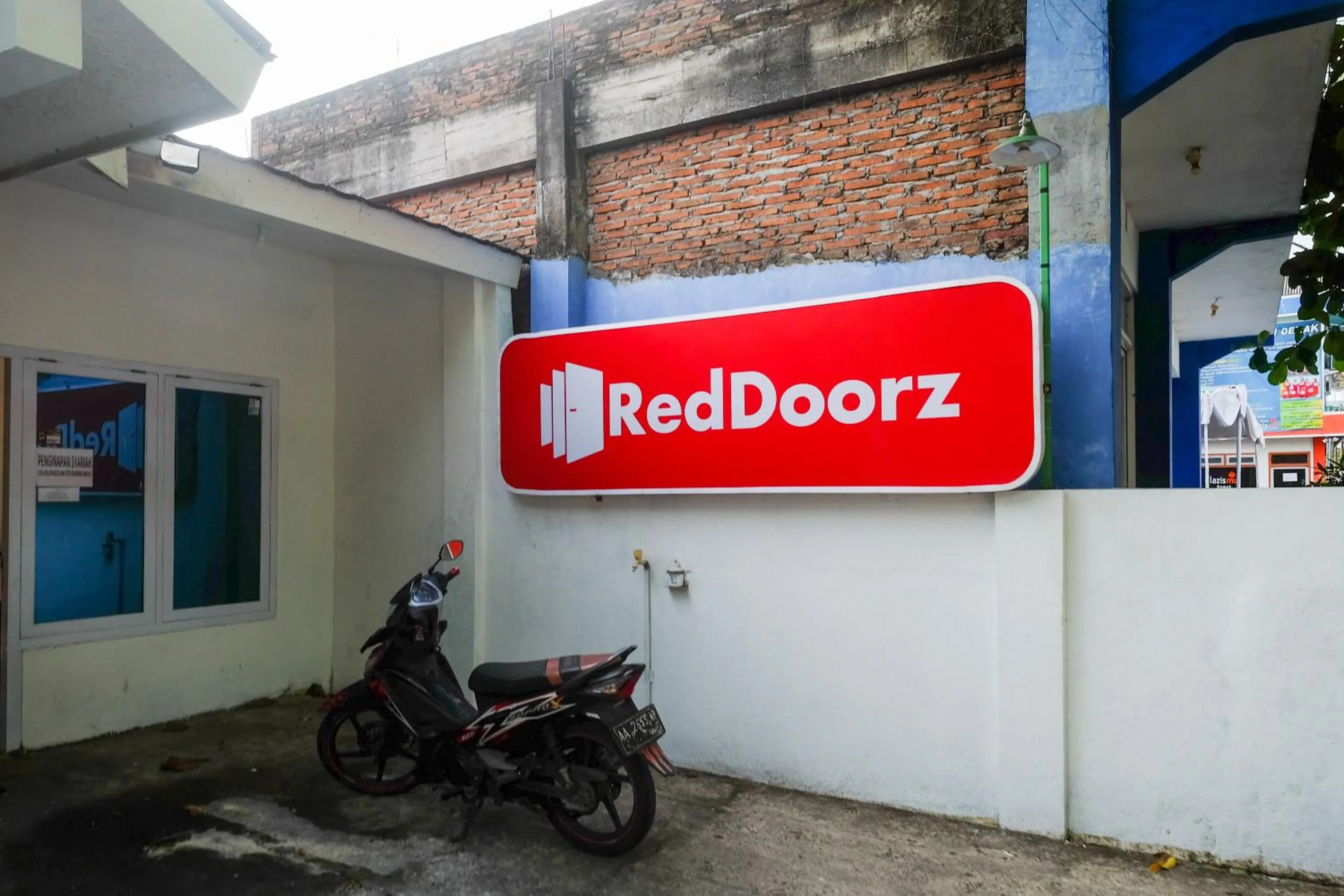 Property logo or sign in RedDoorz Syariah at Griya Merbotan Demak
