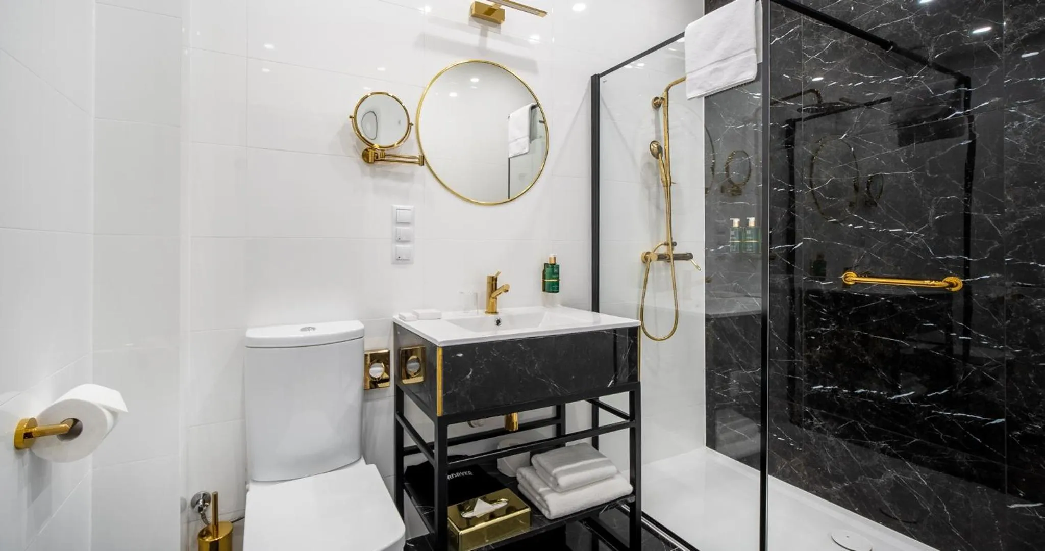 Shower in Hotel Pavco