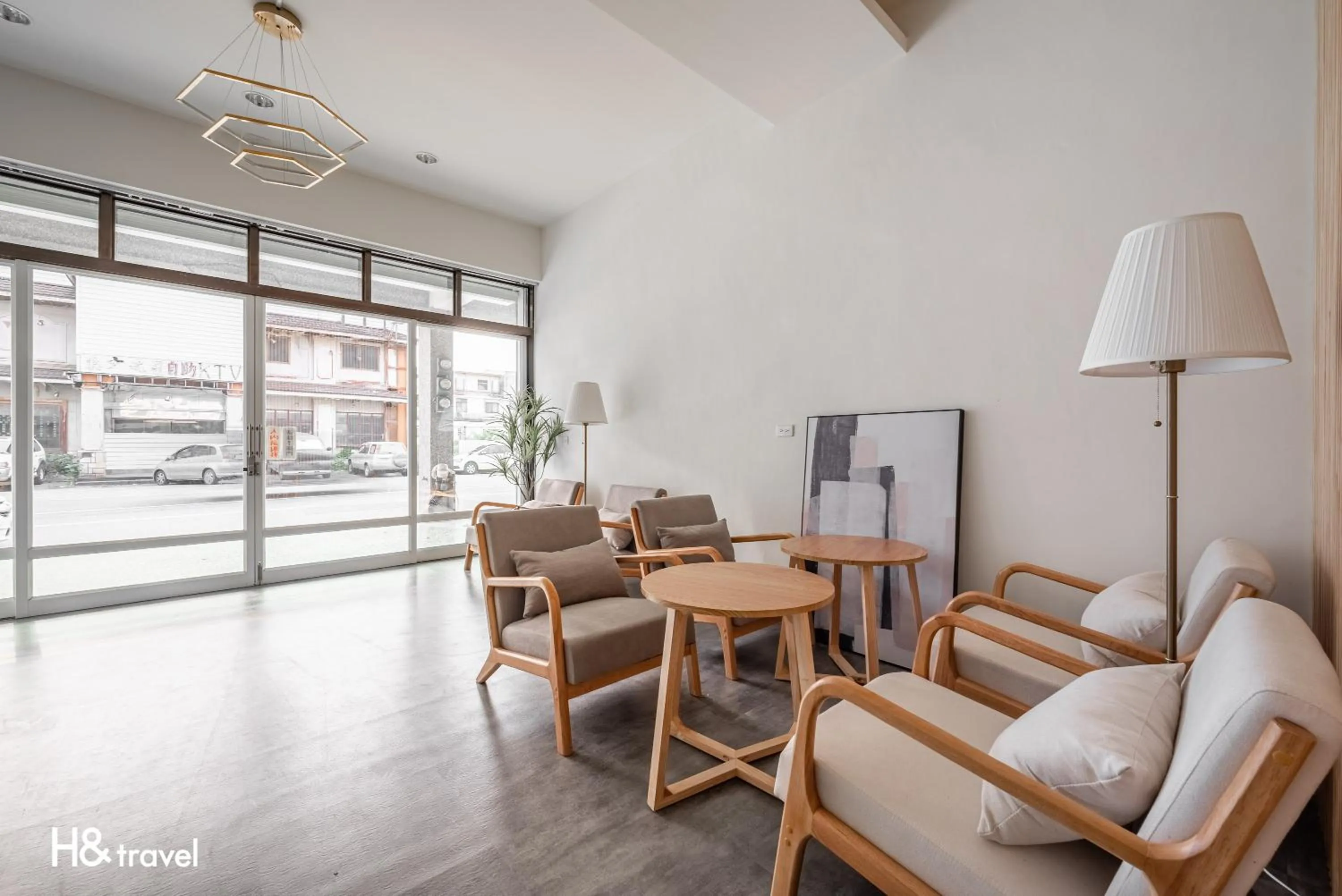 Communal lounge/ TV room in Taitung Feng Lin Resort Hotel