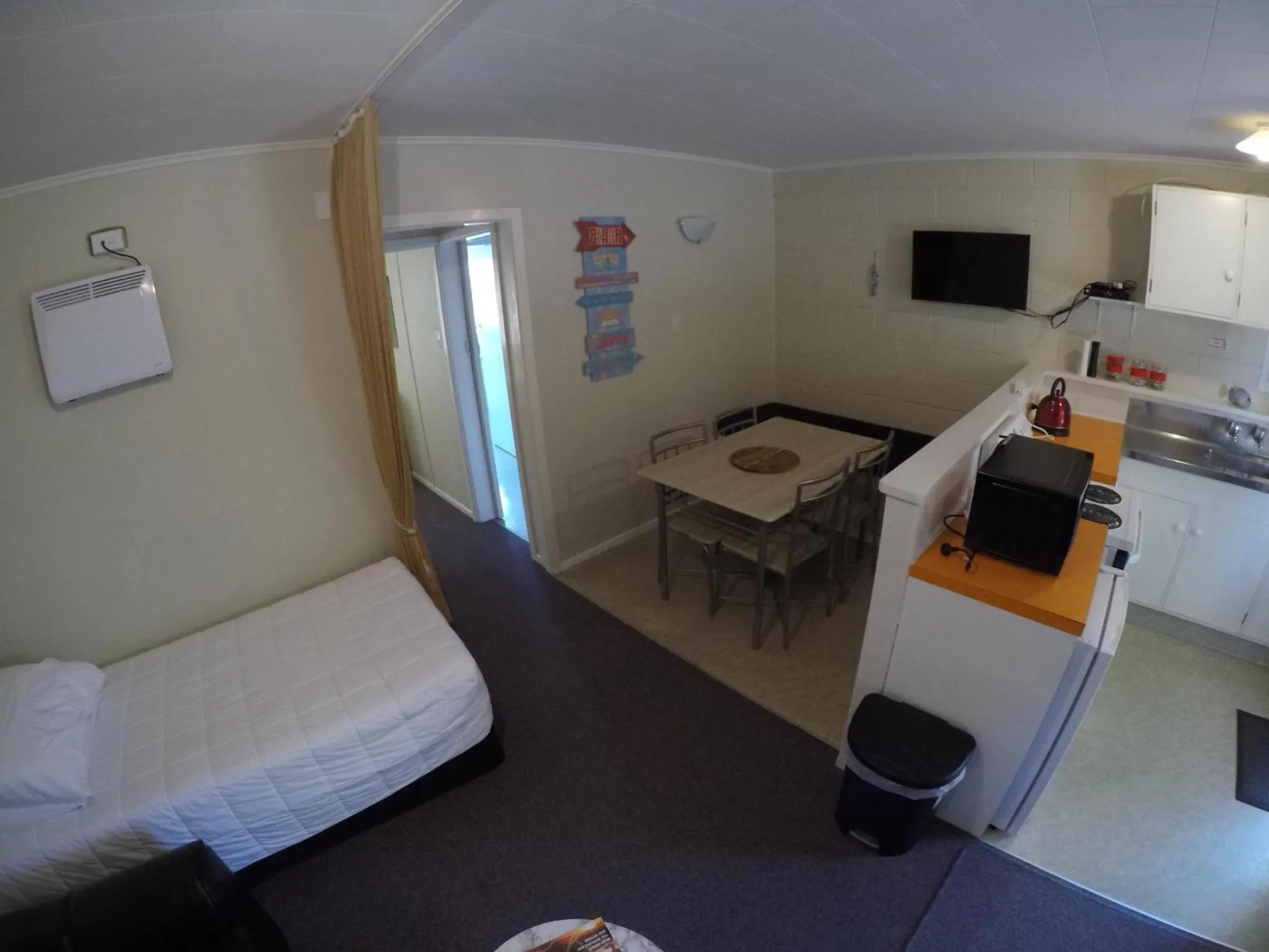 Dining area, Bed in Whitianga Motel