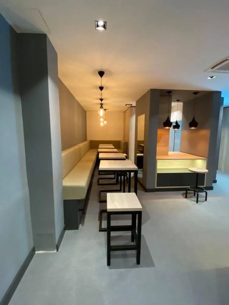 Seating area, Bed in Super seven inn