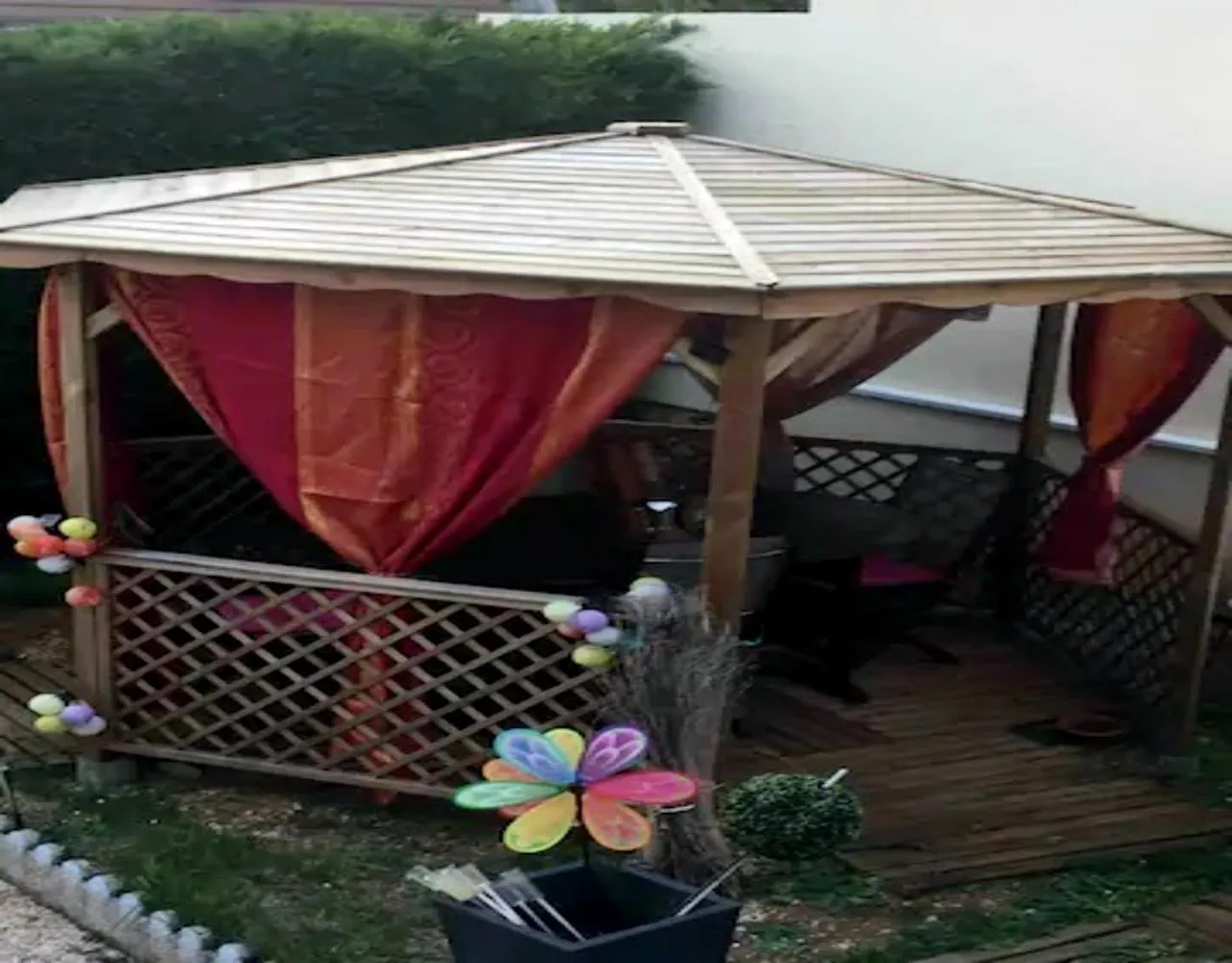 blue room, kitchenette