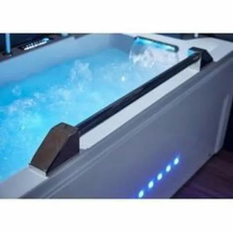 Massage in blue room, kitchenette