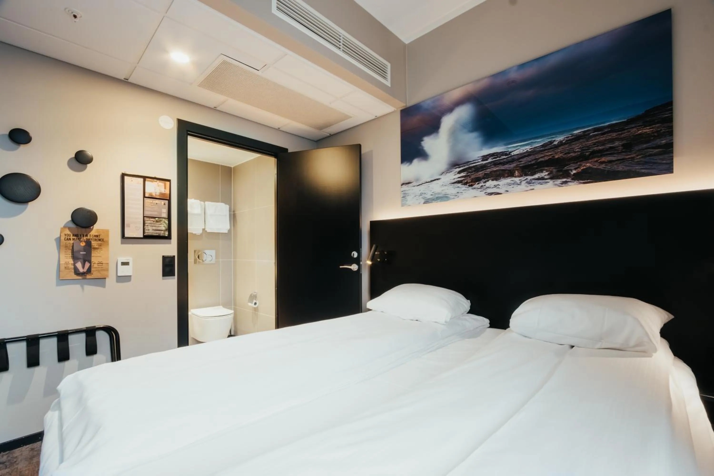 Bathroom, Bed in Comfort Hotel Bodø