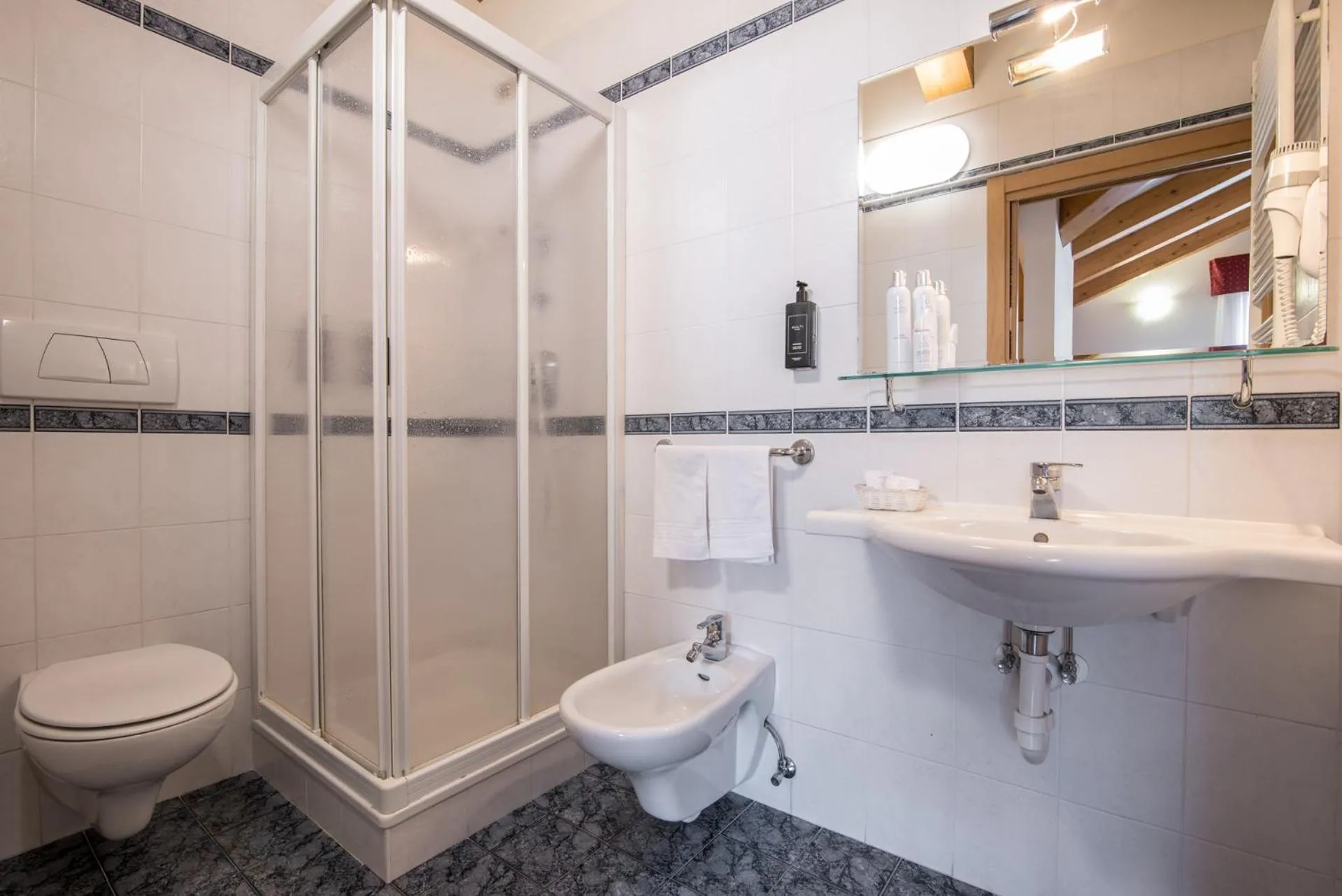 Shower in Hotel Colfosco