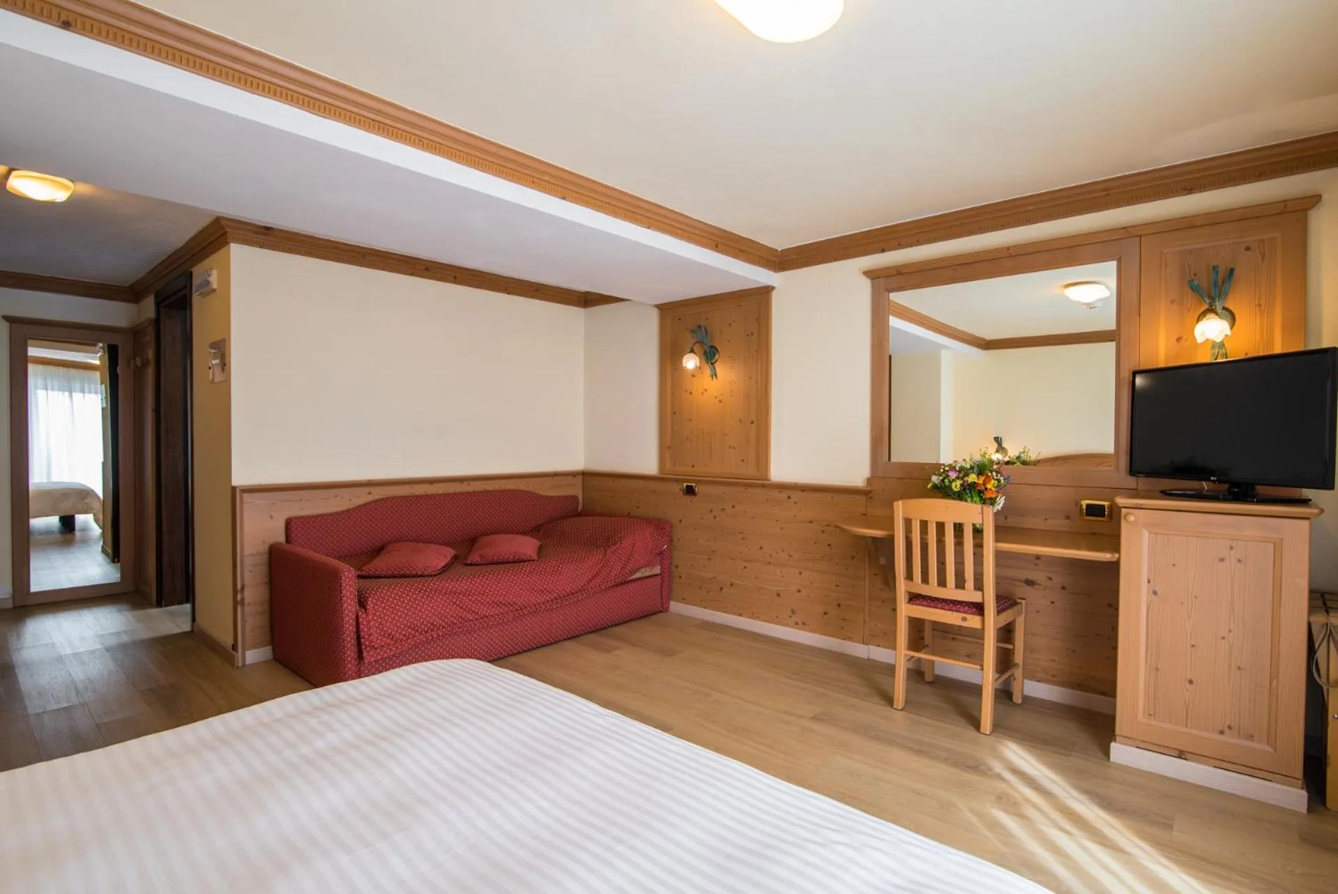 Living room, Bed in Hotel Colfosco