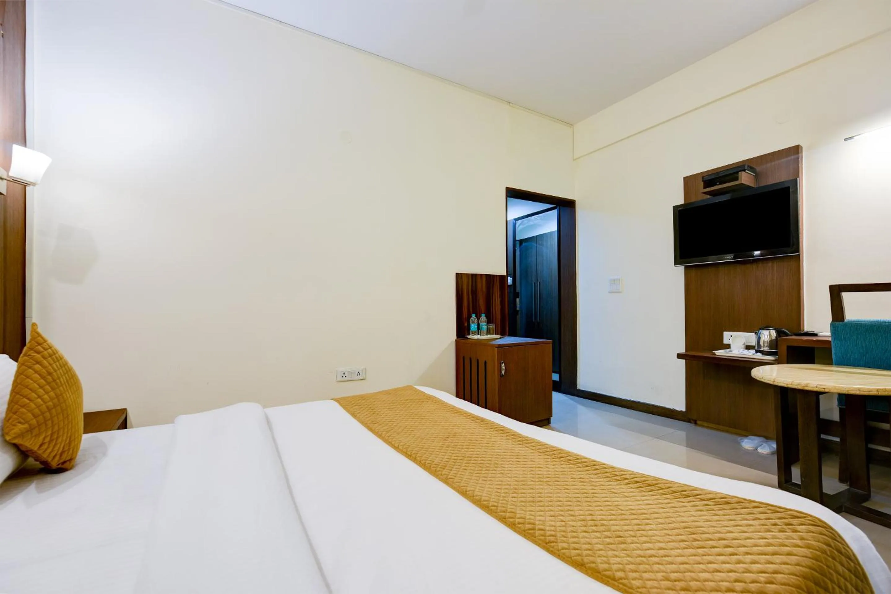 Bedroom, Bed in The Pamposh Hotel