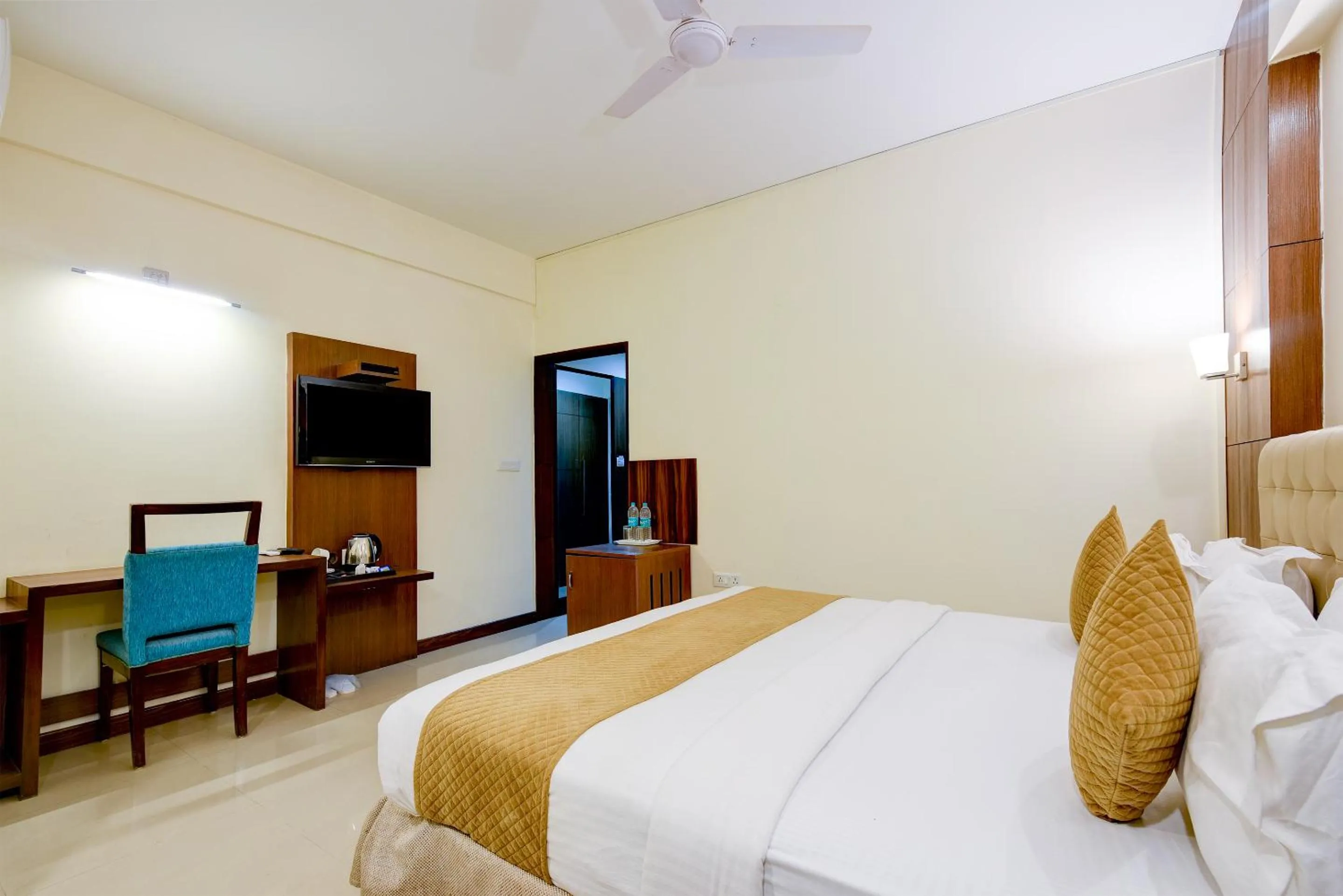 Bedroom, Bed in The Pamposh Hotel