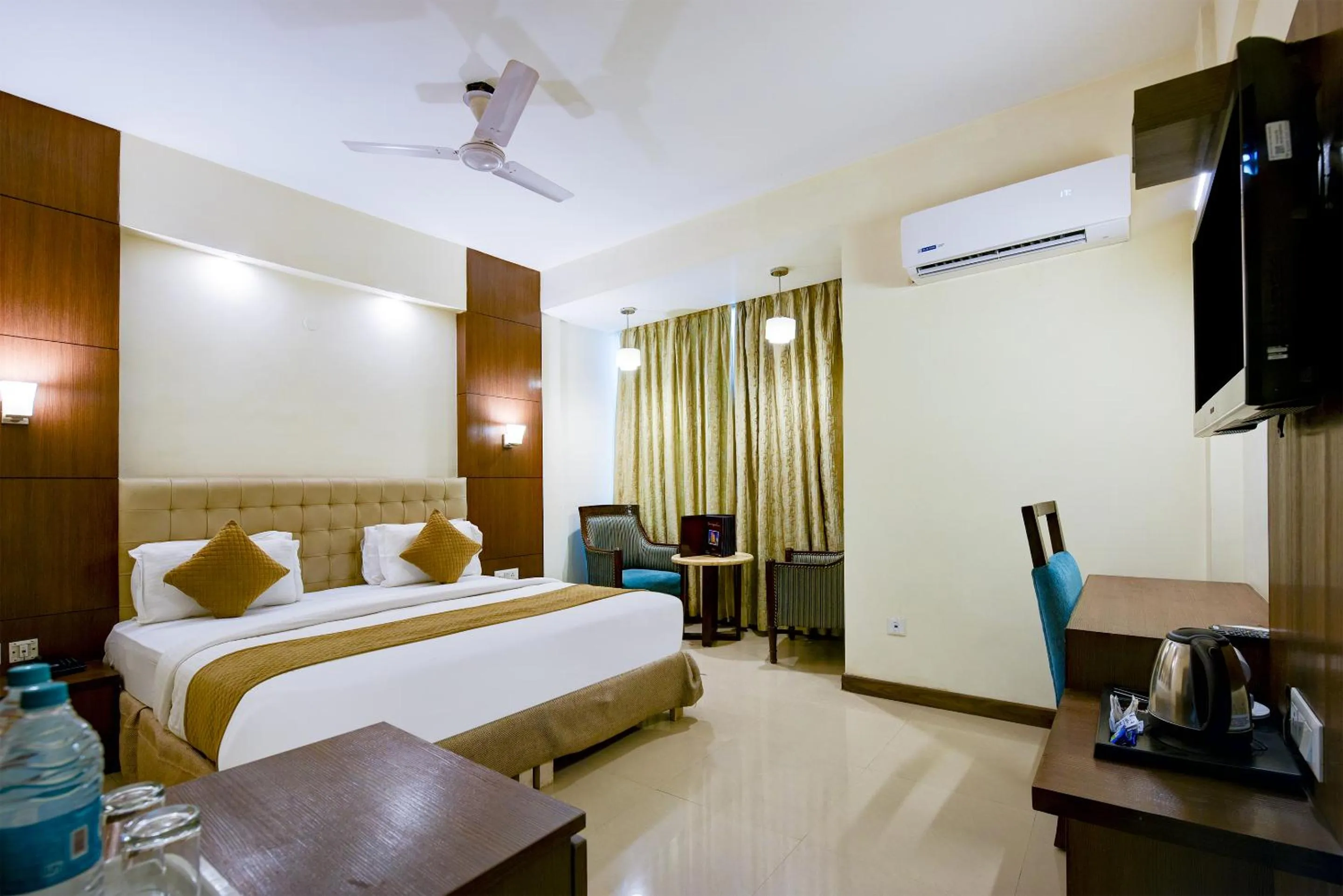 Bedroom, Bed in The Pamposh Hotel