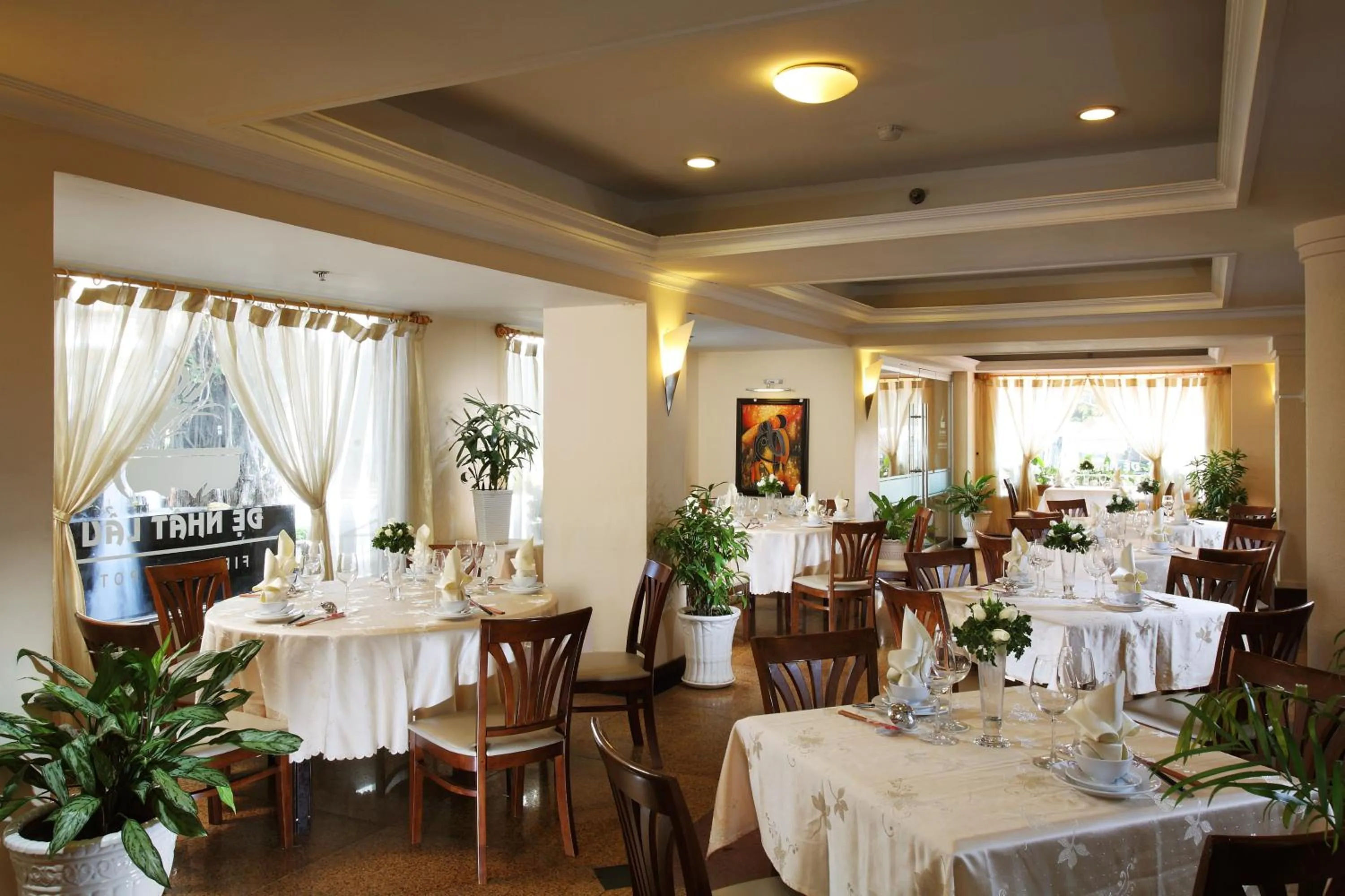 Restaurant/places to eat in First Hotel