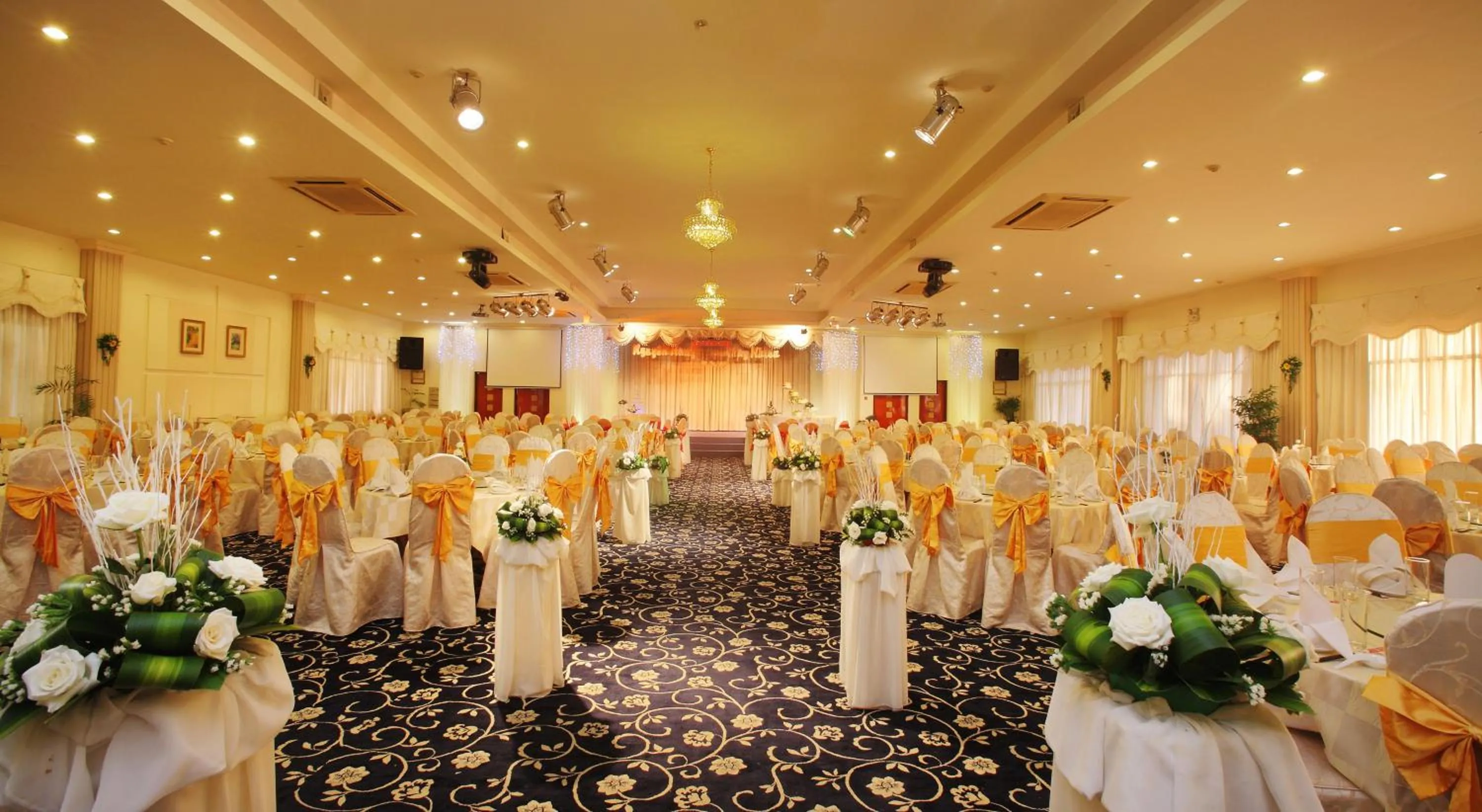 Restaurant/places to eat in First Hotel