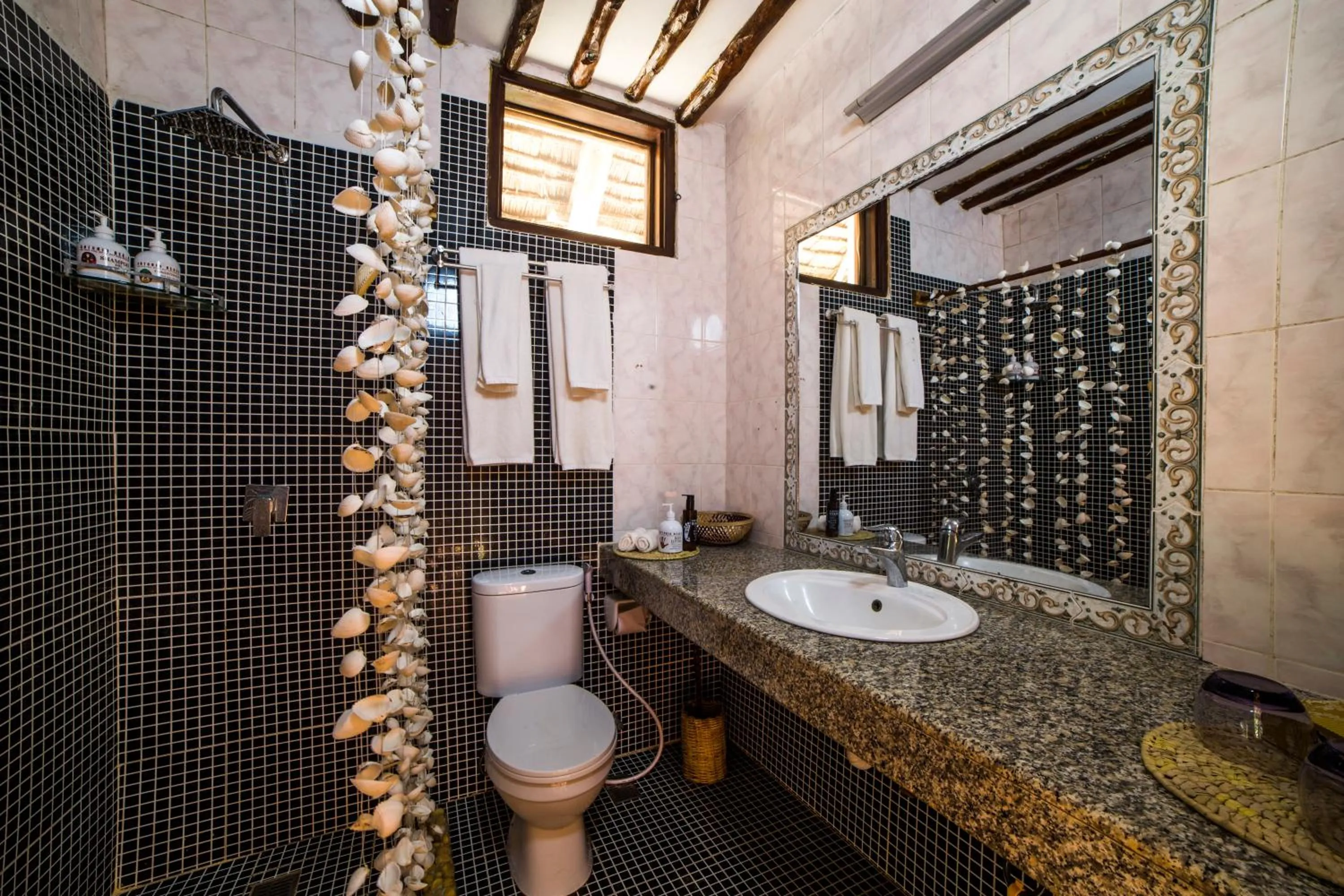 Bathroom in Antonio Beach Tree House Hotel & Spa