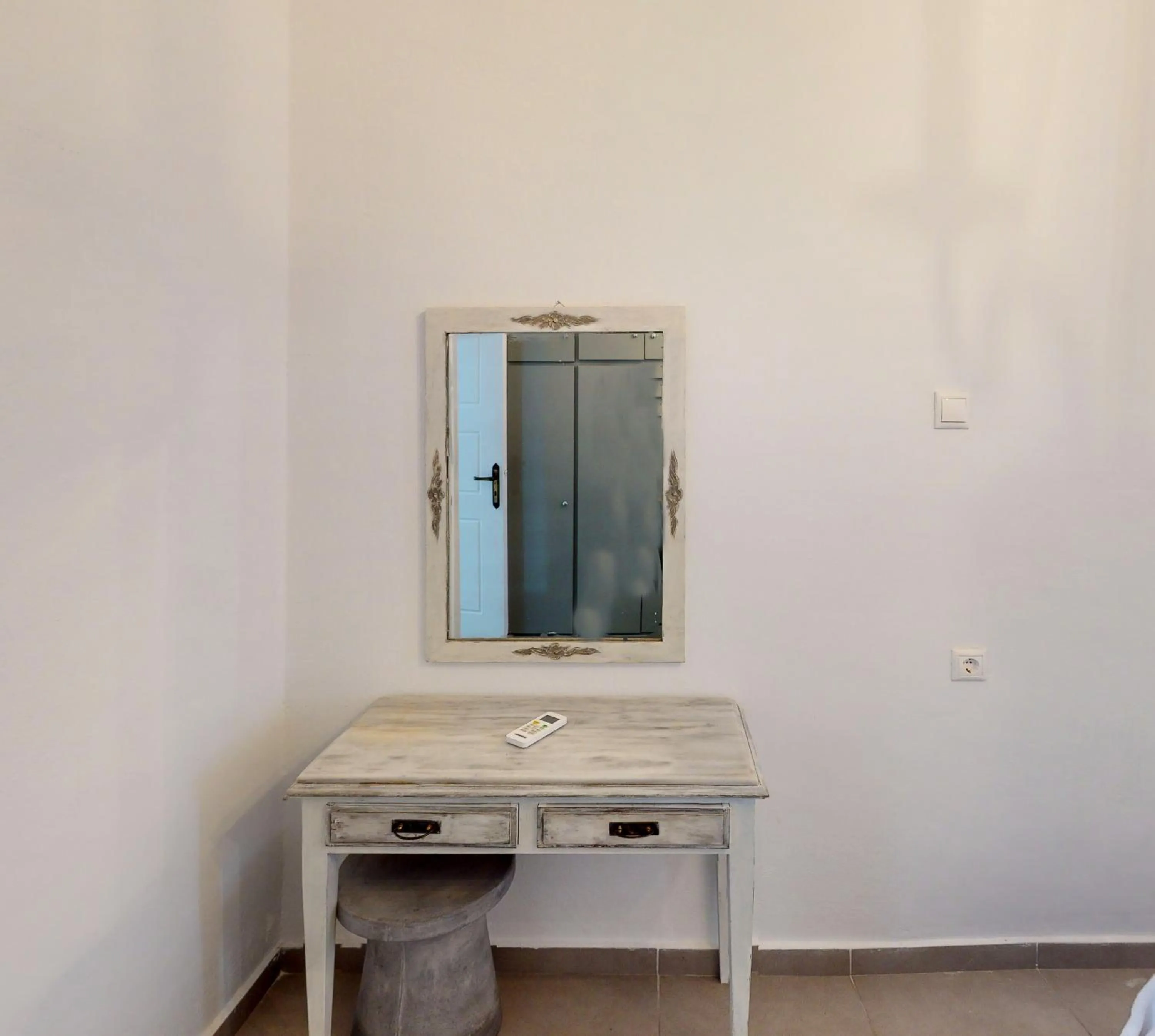 Decorative detail in NEOKLASSIKO KOUKOULI