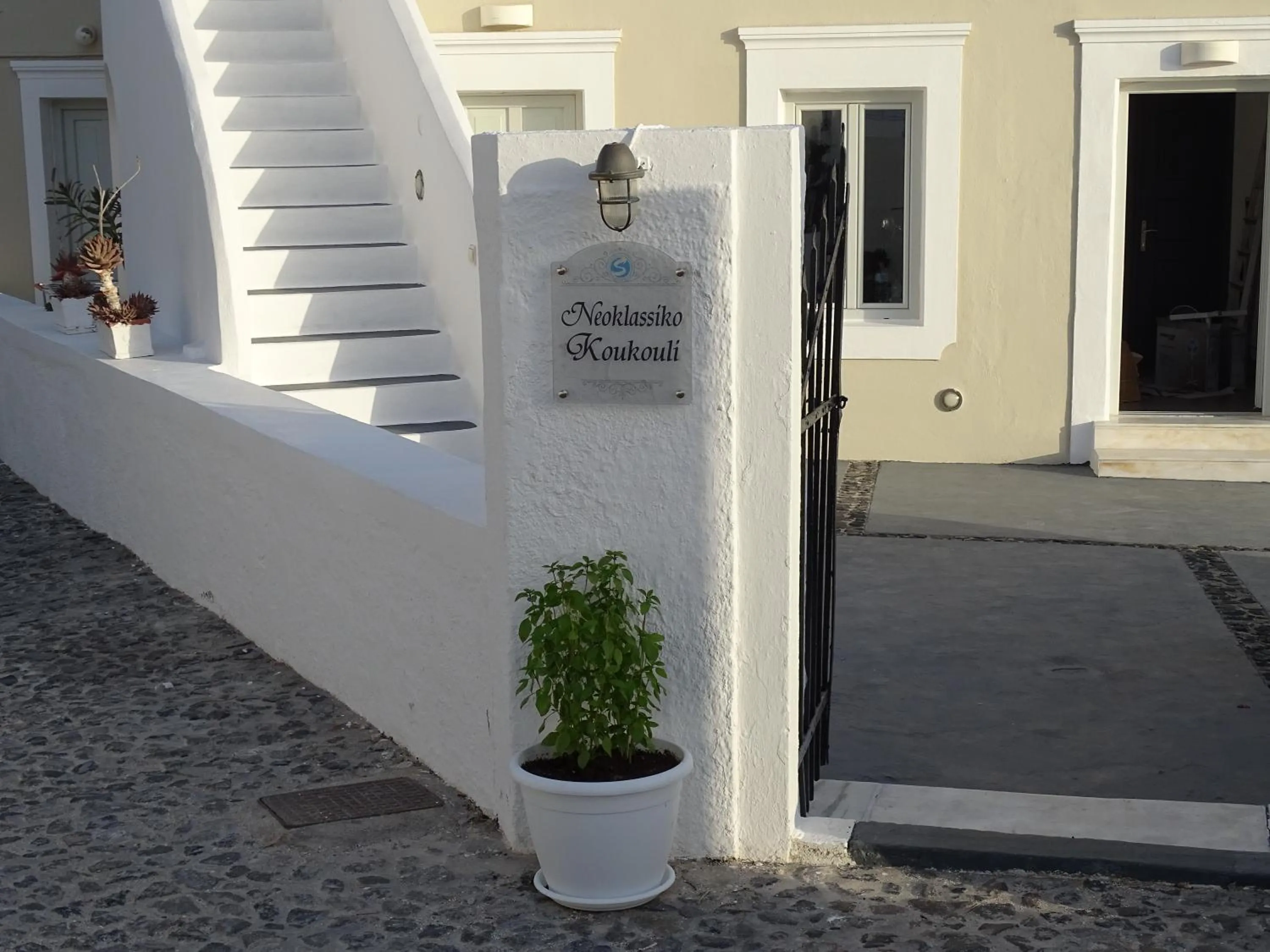 Facade/entrance in NEOKLASSIKO KOUKOULI