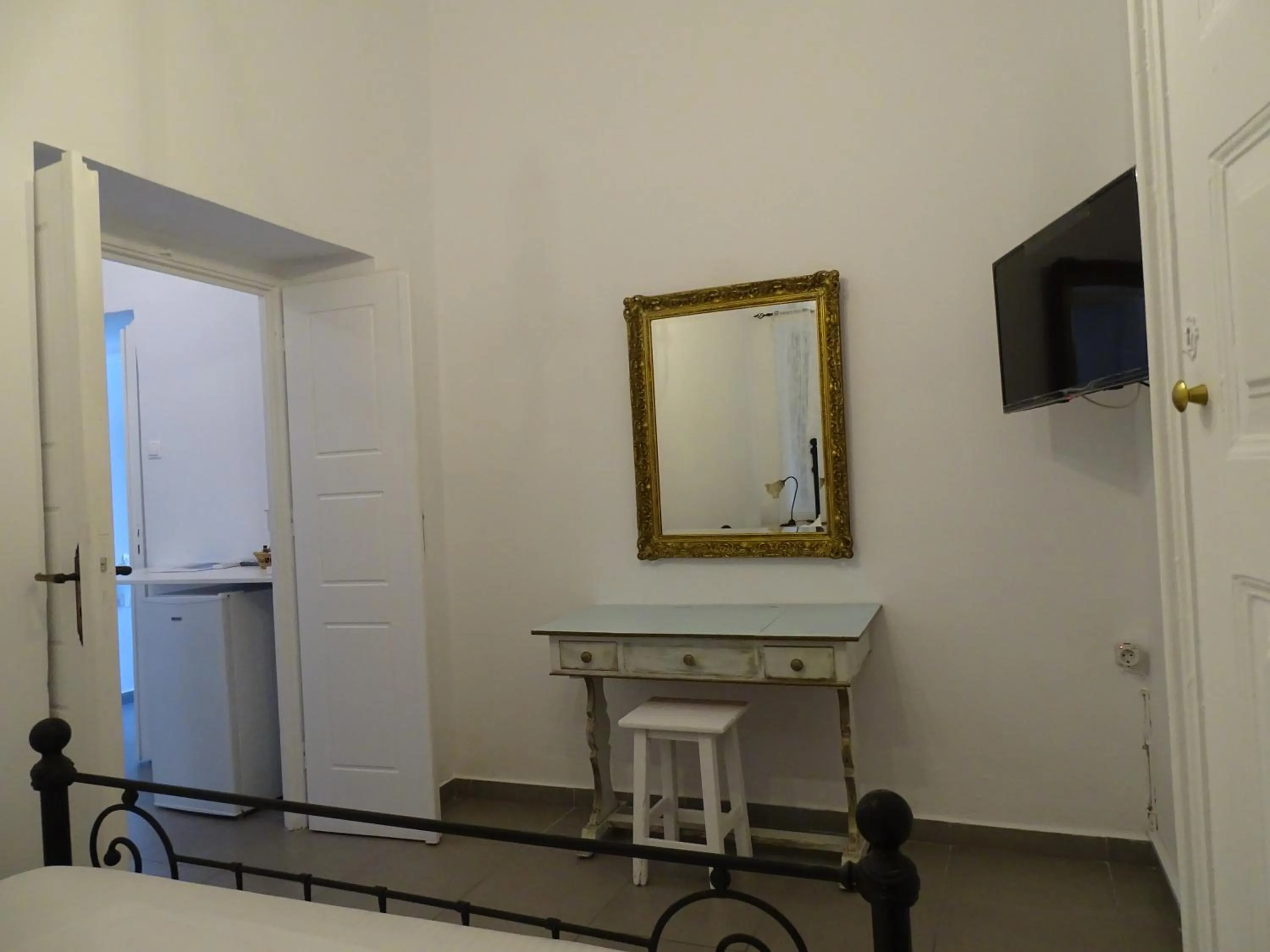 TV and multimedia in NEOKLASSIKO KOUKOULI