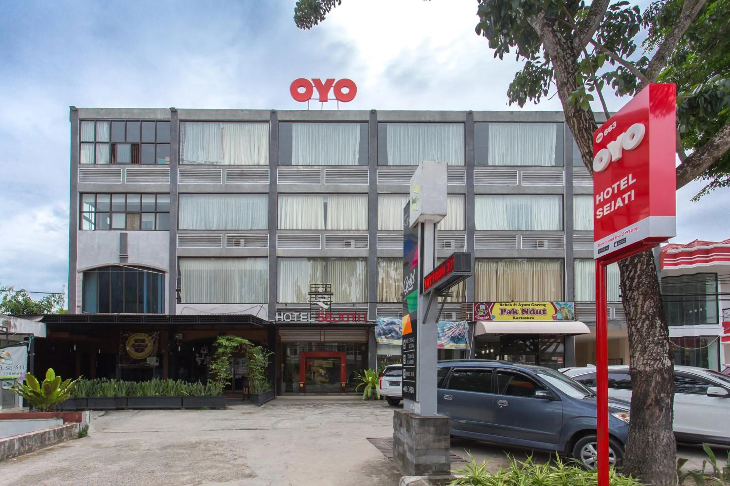 Facade/entrance in OYO 663 Hotel Sejati
