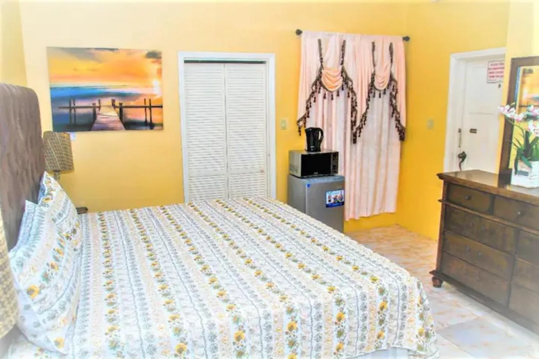 Bed in Dela de-Rose Guest House Negril Jamaica