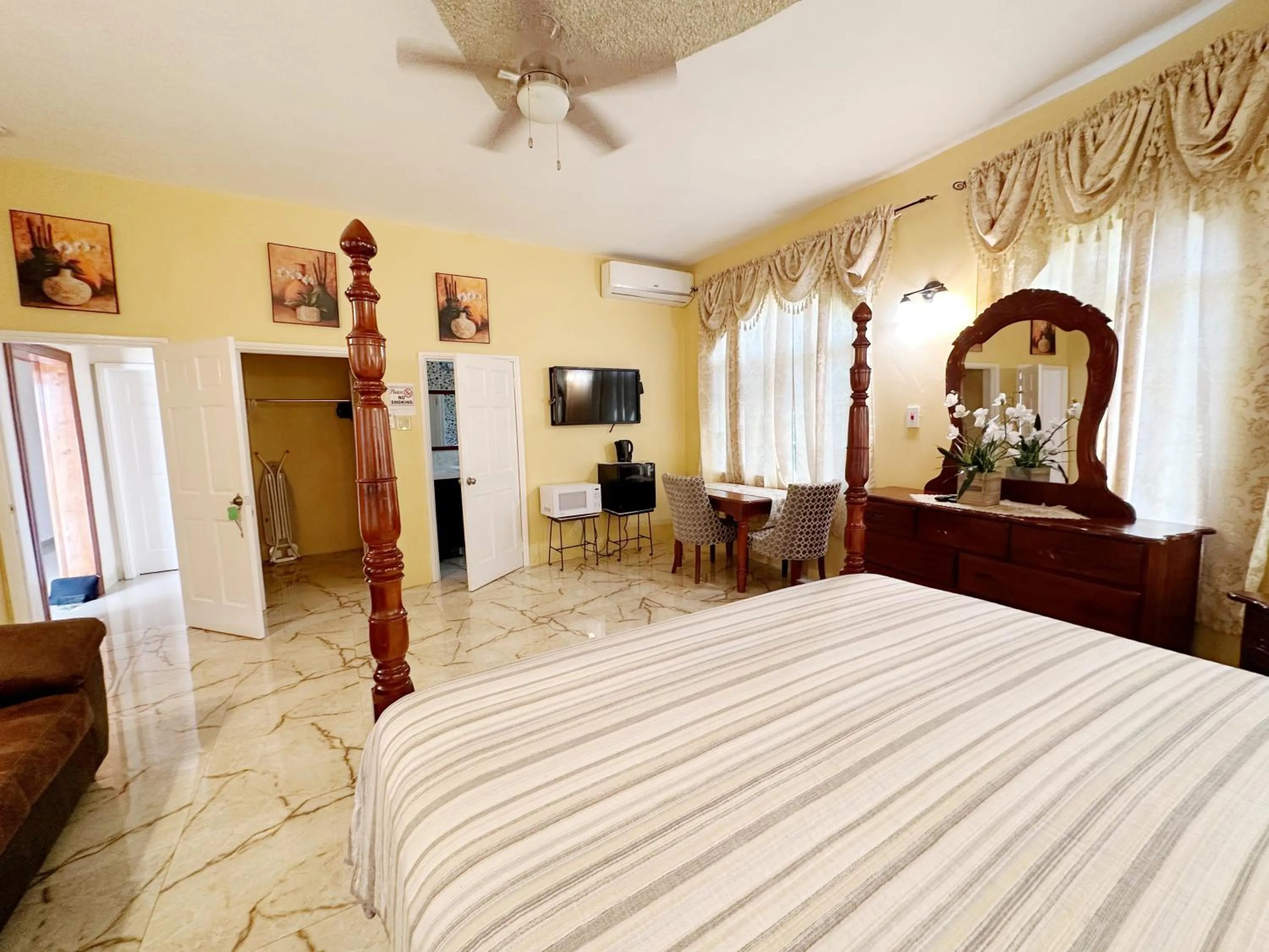 Bed in Dela de-Rose Guest House Negril Jamaica