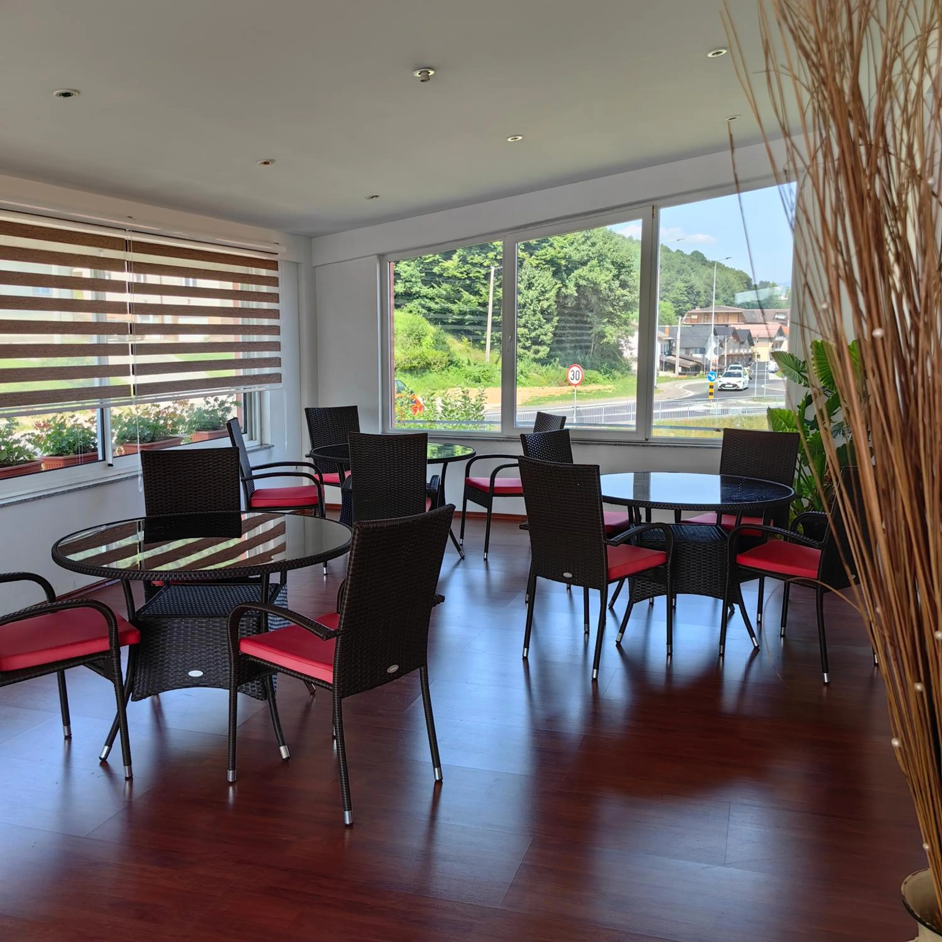 Restaurant/places to eat in Motel Maks