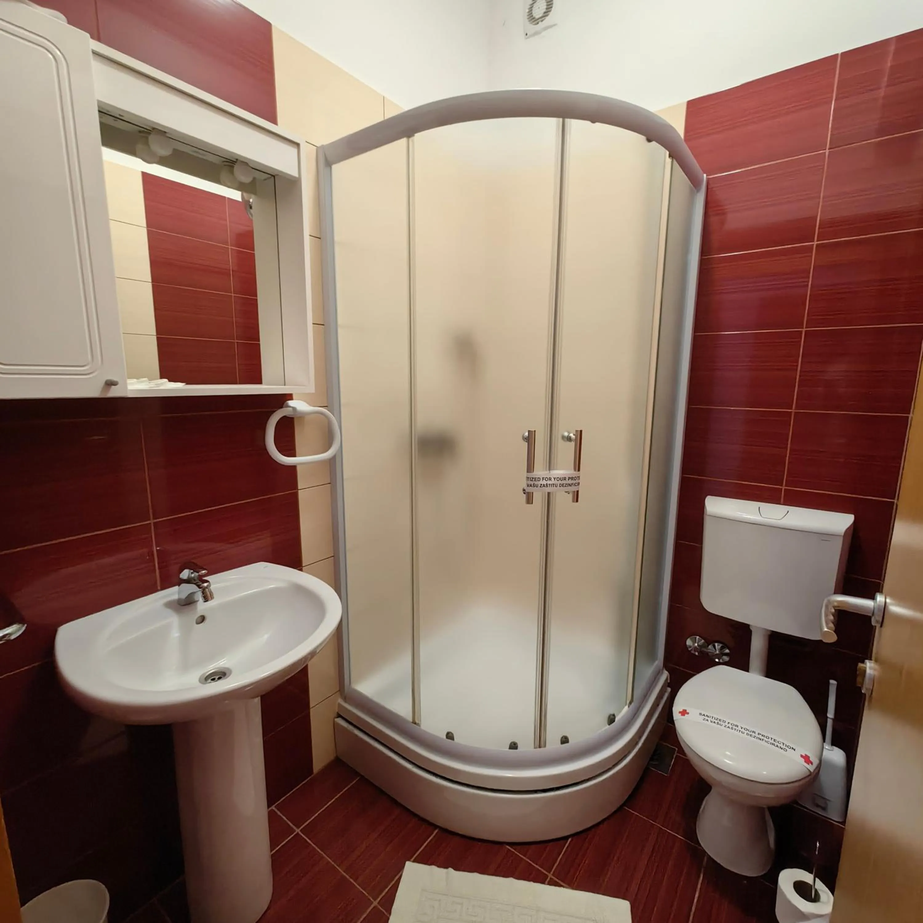 Shower in Motel Maks