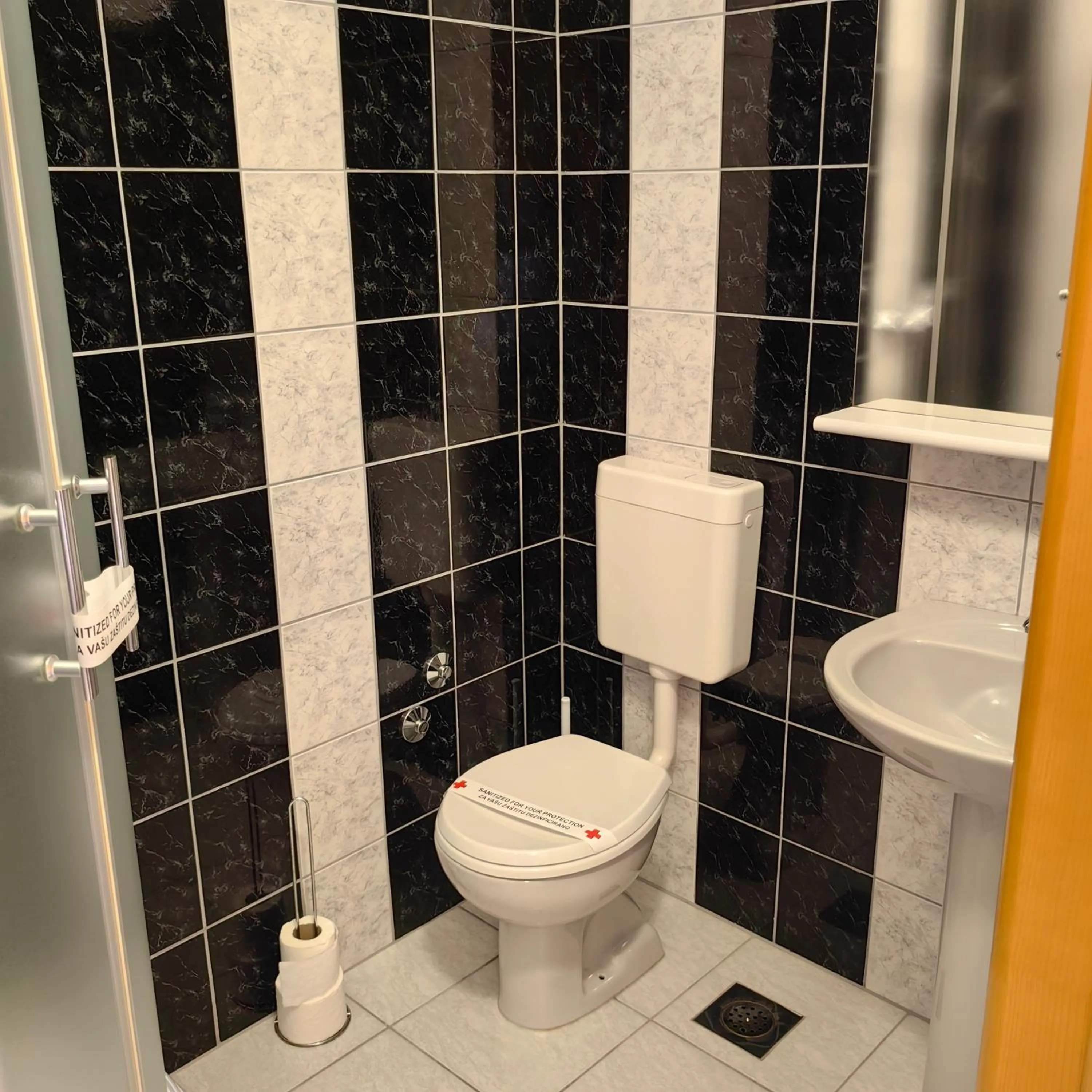 Toilet in Motel Maks