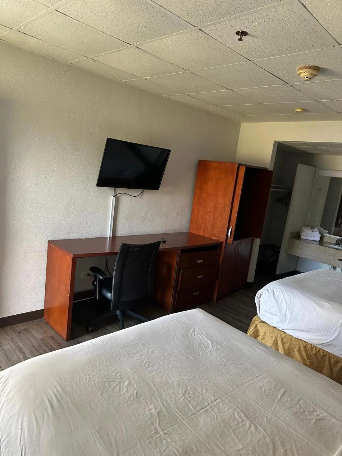 TV and multimedia, Bed in Park View Inn.