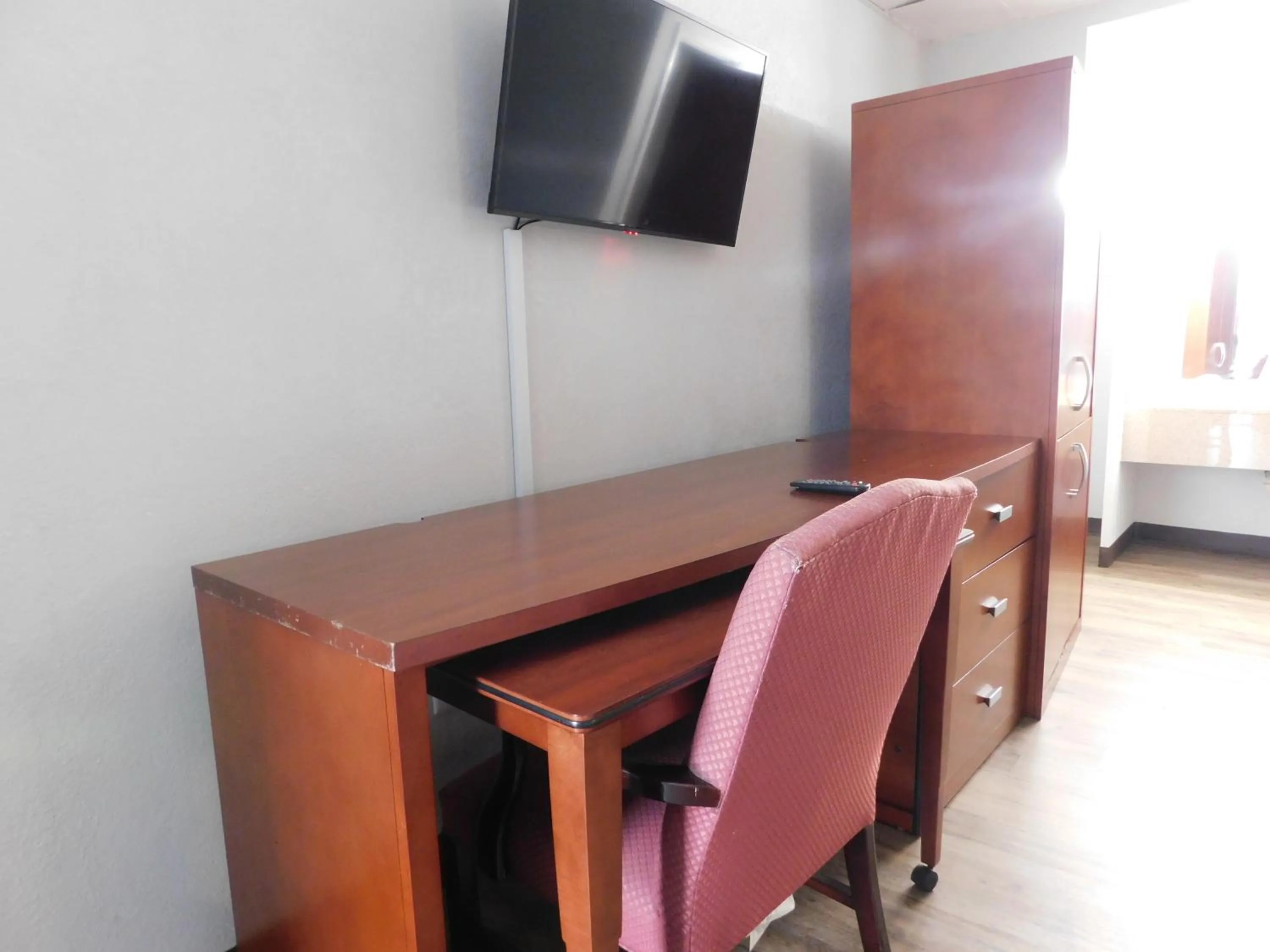 TV and multimedia in Park View Inn.