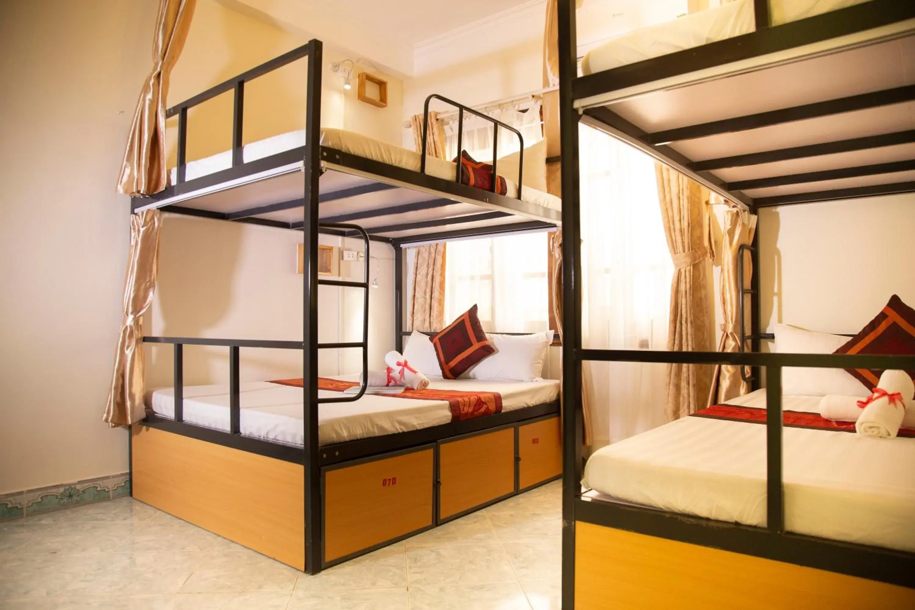 Double Bed in Mixed Dormitory Room in Hanoi City Backpackers Hostel Double Bed in Mixed Dormitory Room in Hanoi City Backpackers Hostel