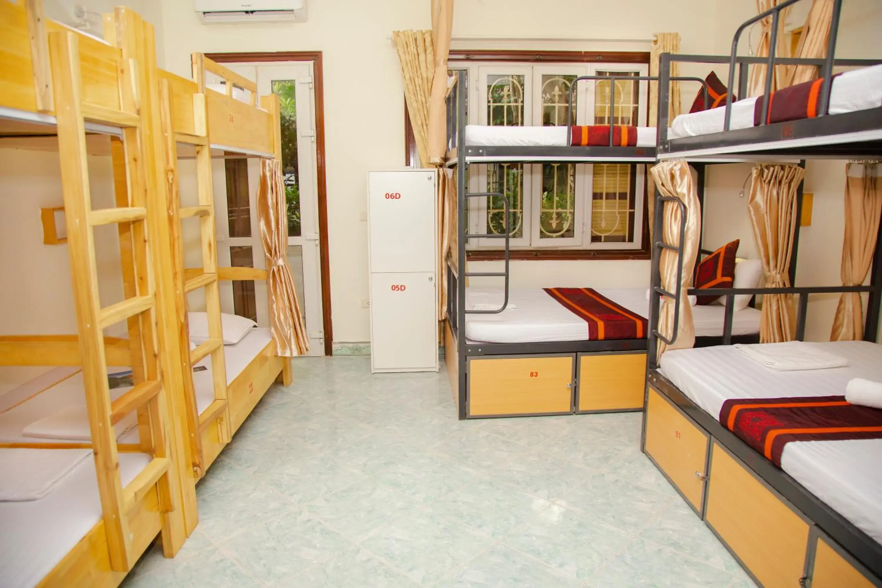 Bed in 8-Bed Mixed Dormitory Room with Balcony in Hanoi City Backpackers Hostel Bed in 8-Bed Mixed Dormitory Room with Balcony in Hanoi City Backpackers Hostel