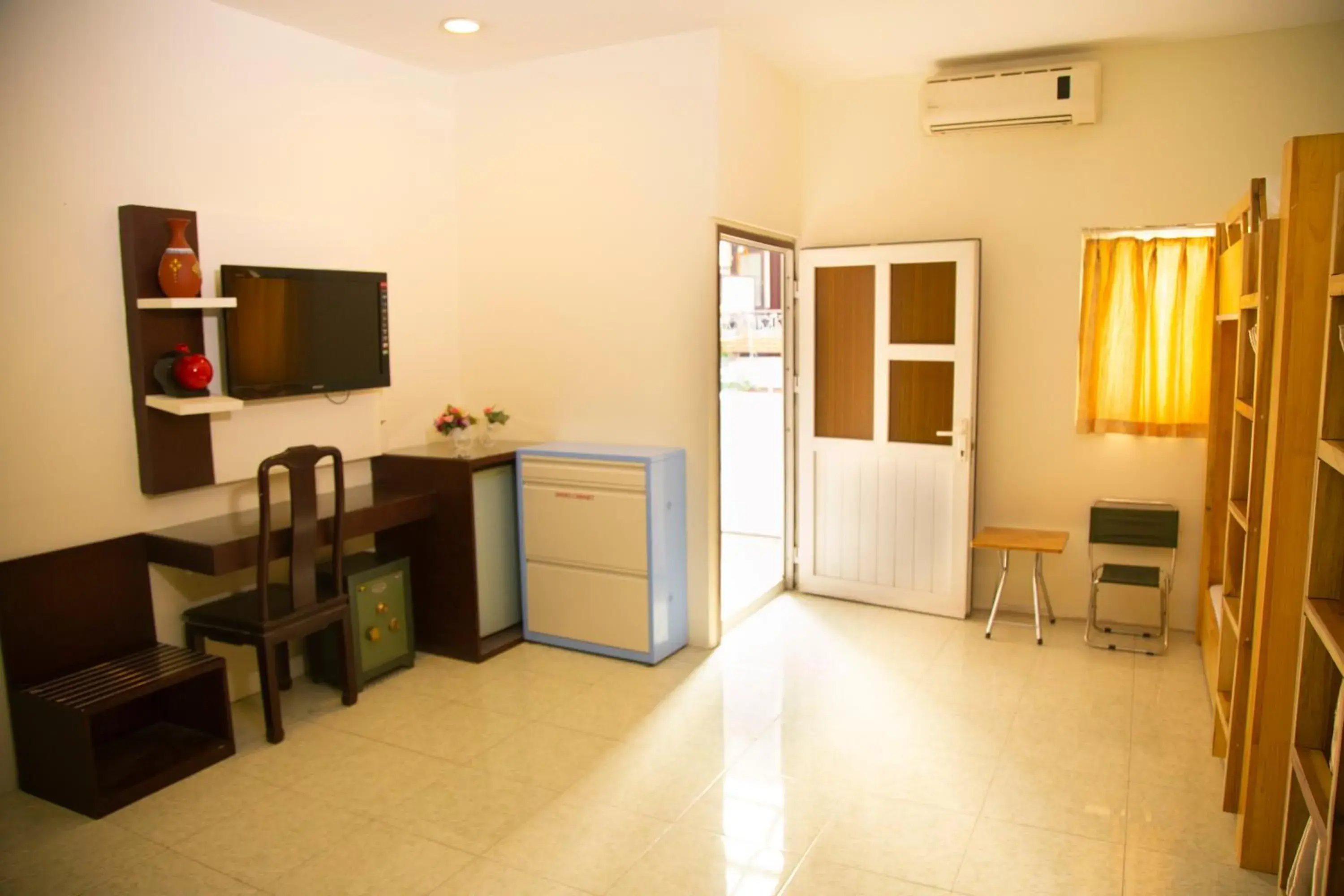 Bed in 4-Bed Dormitory Room with Balcony in Hanoi City Backpackers Hostel Bed in 4-Bed Dormitory Room with Balcony in Hanoi City Backpackers Hostel