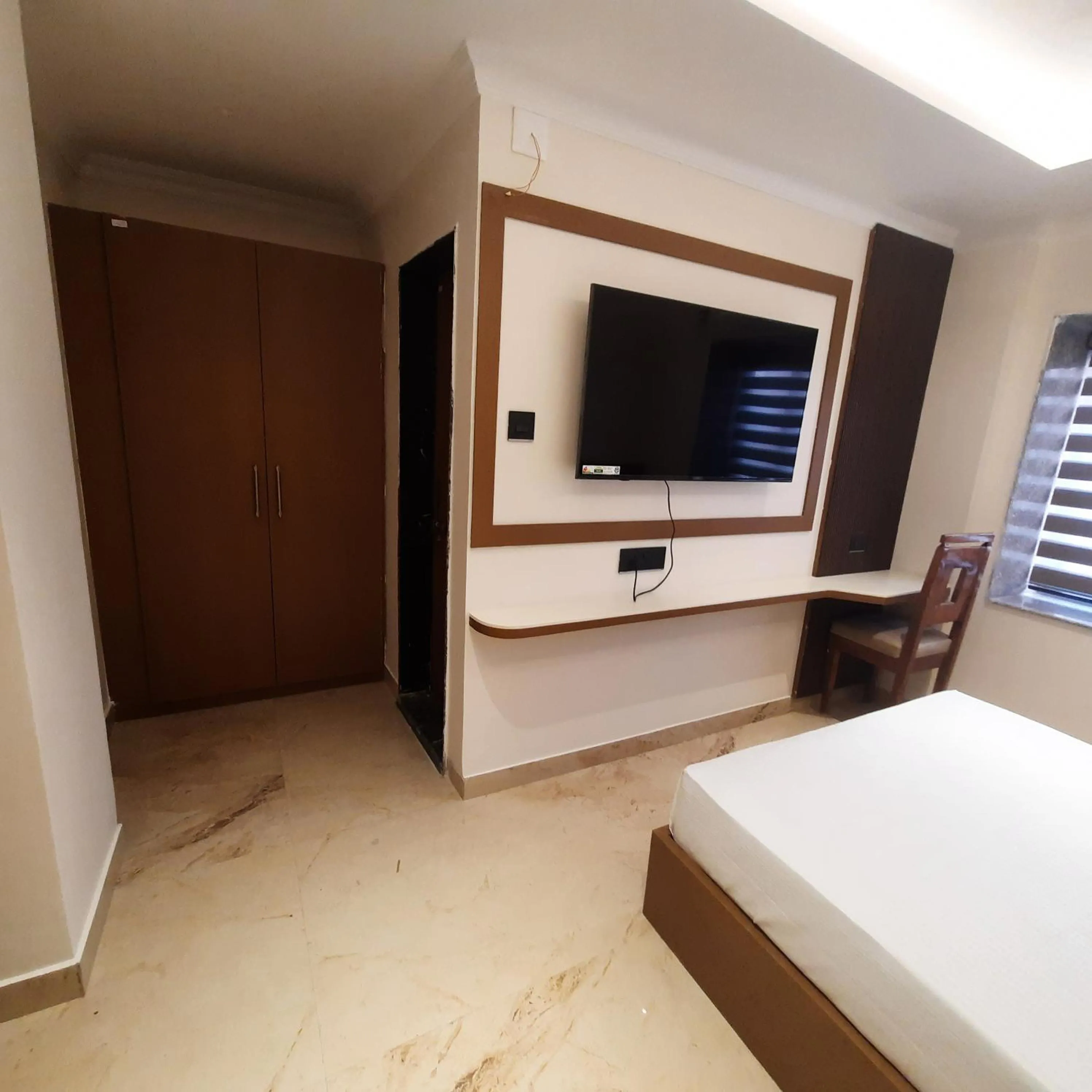 Communal lounge/ TV room, Bed in Airavat