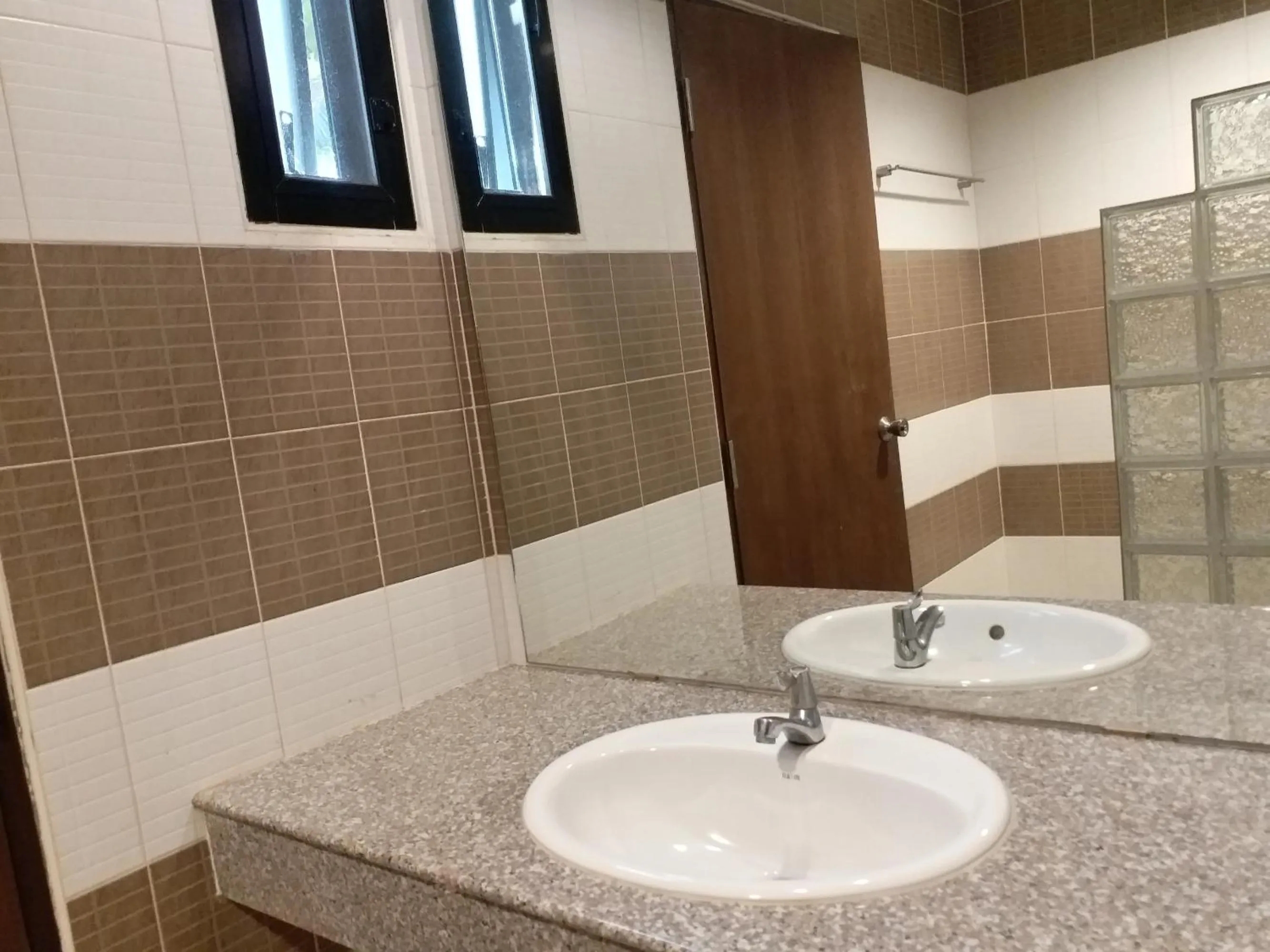 Bathroom in Sand Paisan Resort