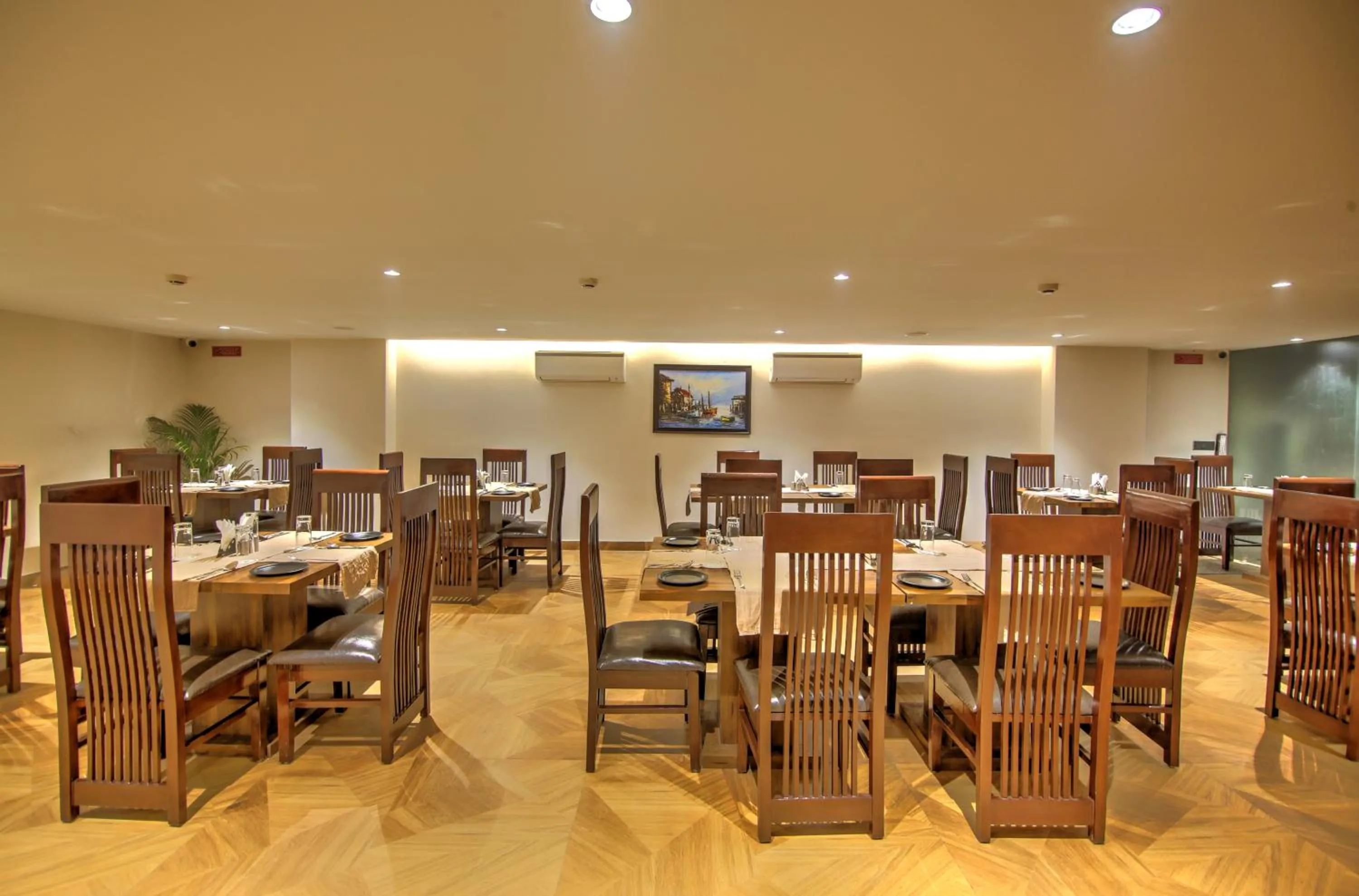Restaurant/places to eat in Hotel 91 Huda City Centre