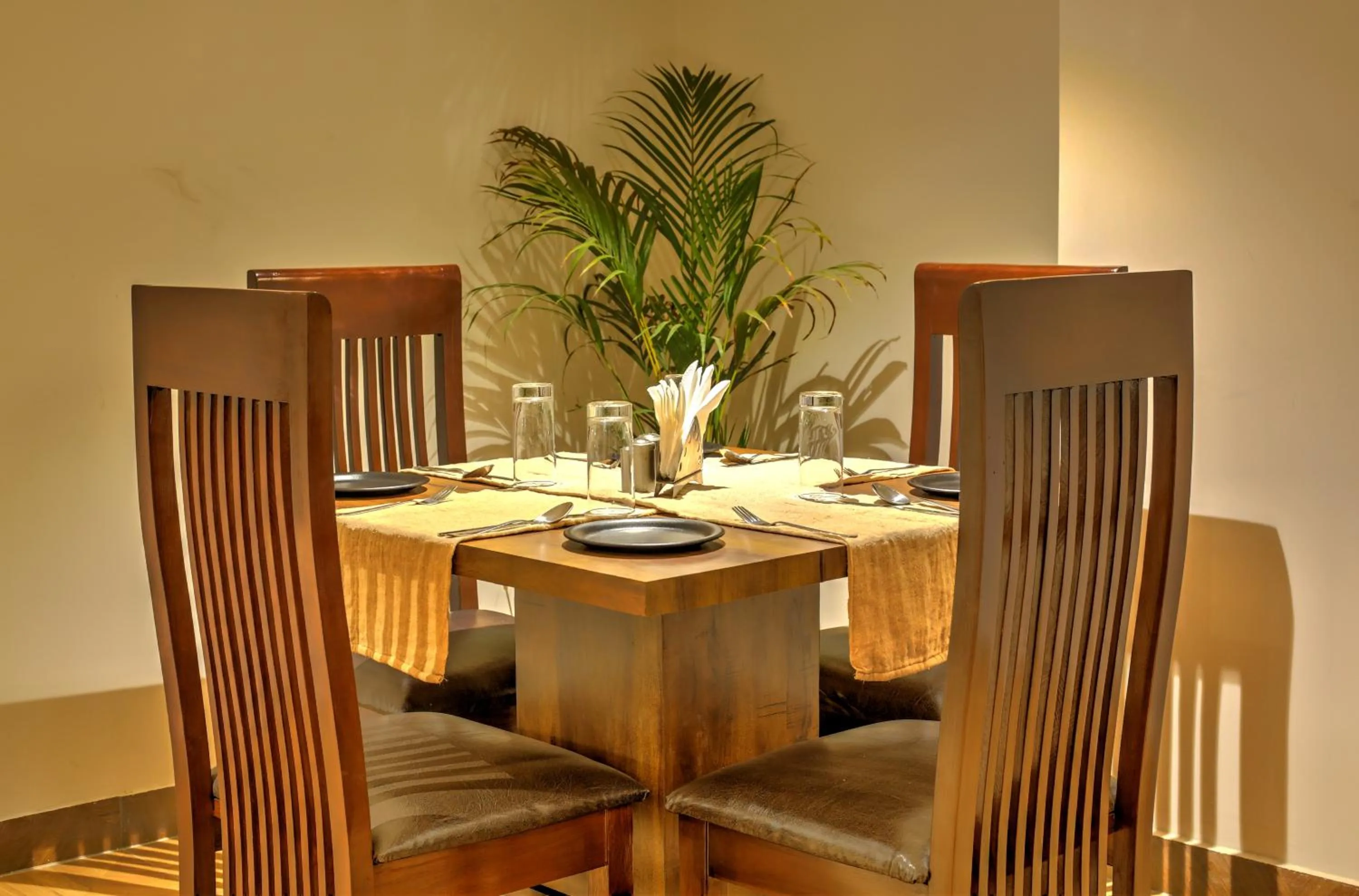 Restaurant/places to eat in Hotel 91 Huda City Centre