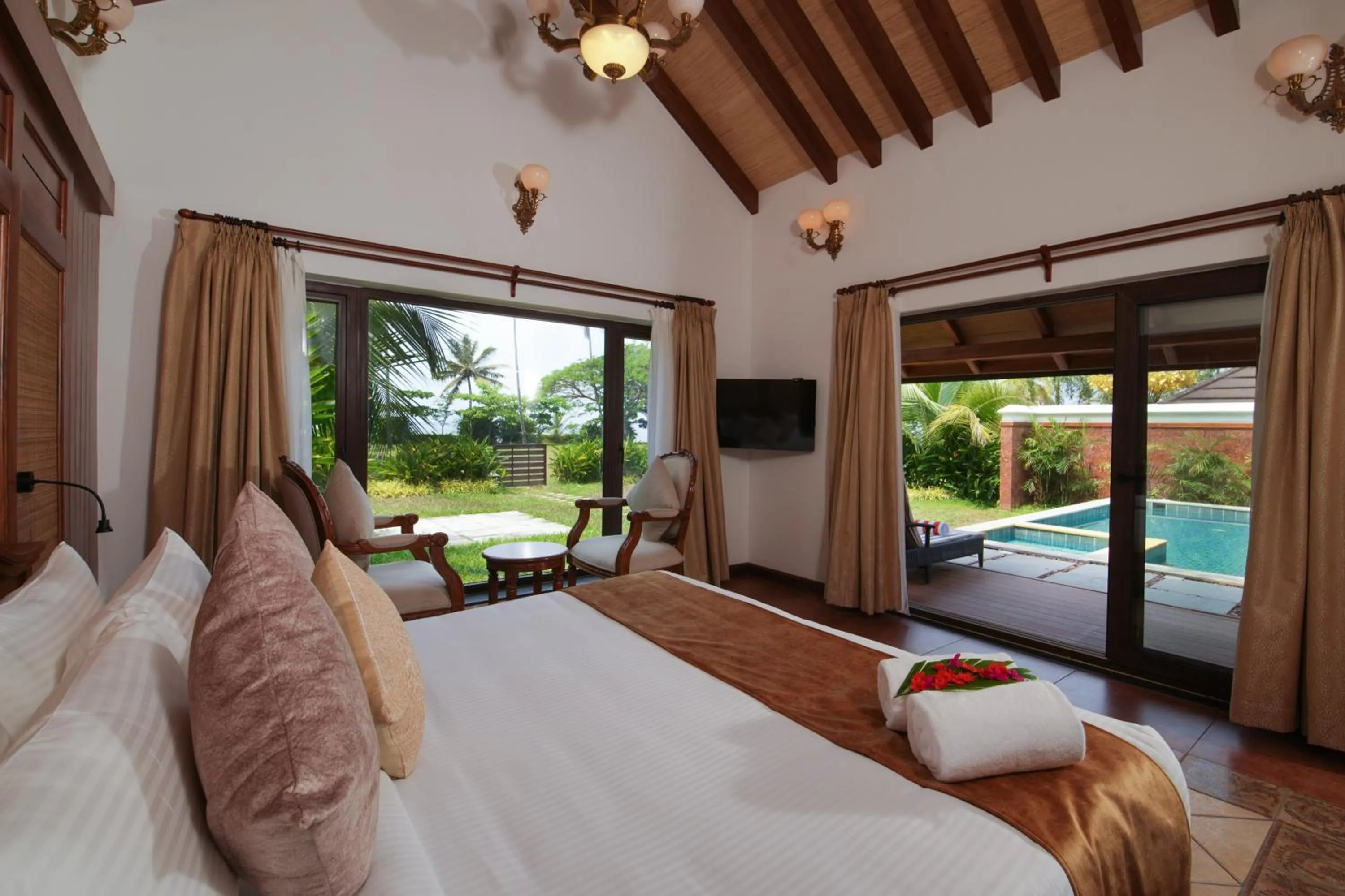 Bed in Gokulam Grand Resort & Spa, Kumarakom